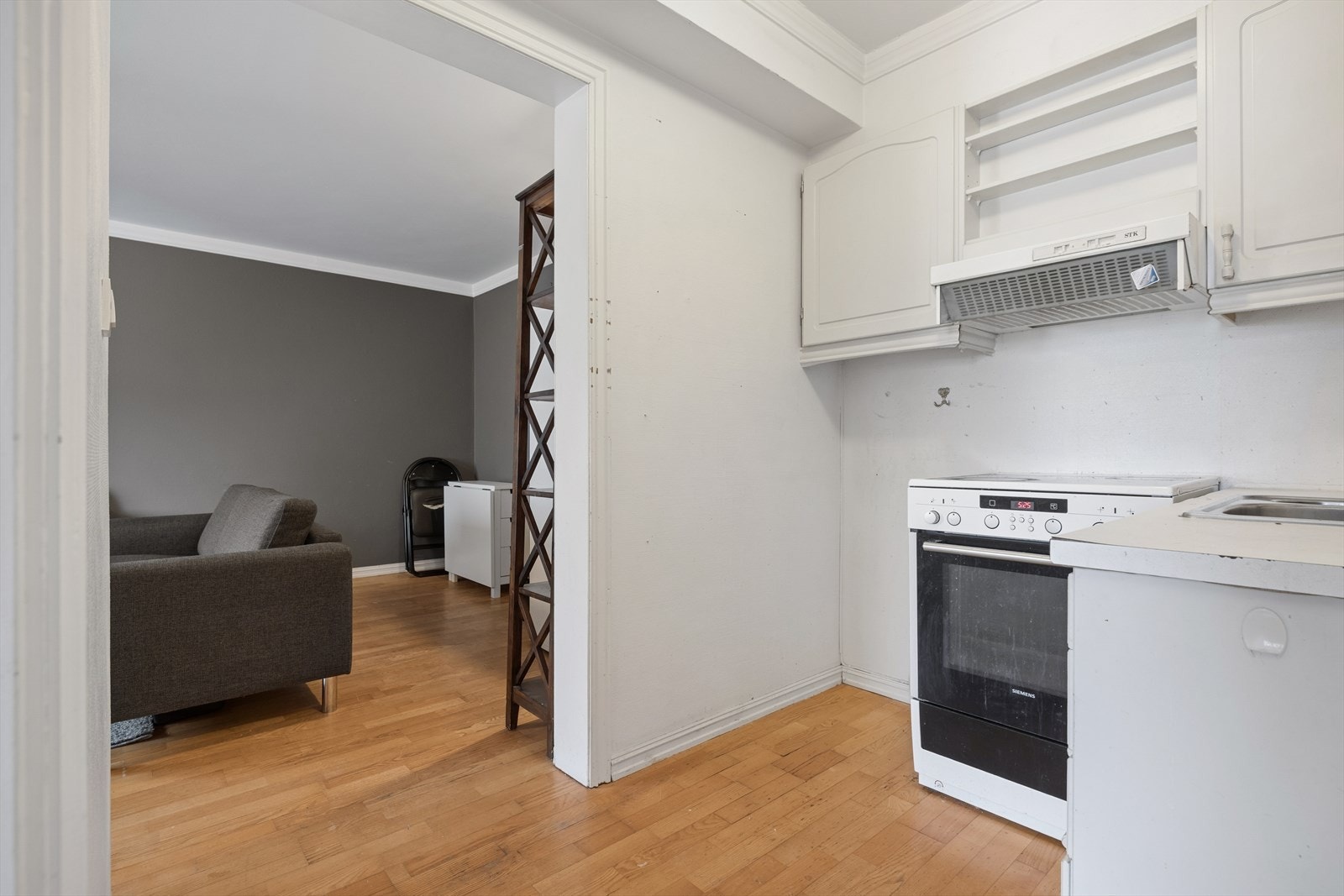 Benkeplaten er utstyrt med kjøkkenkran og dobbel oppvaskkum. Galleribilde