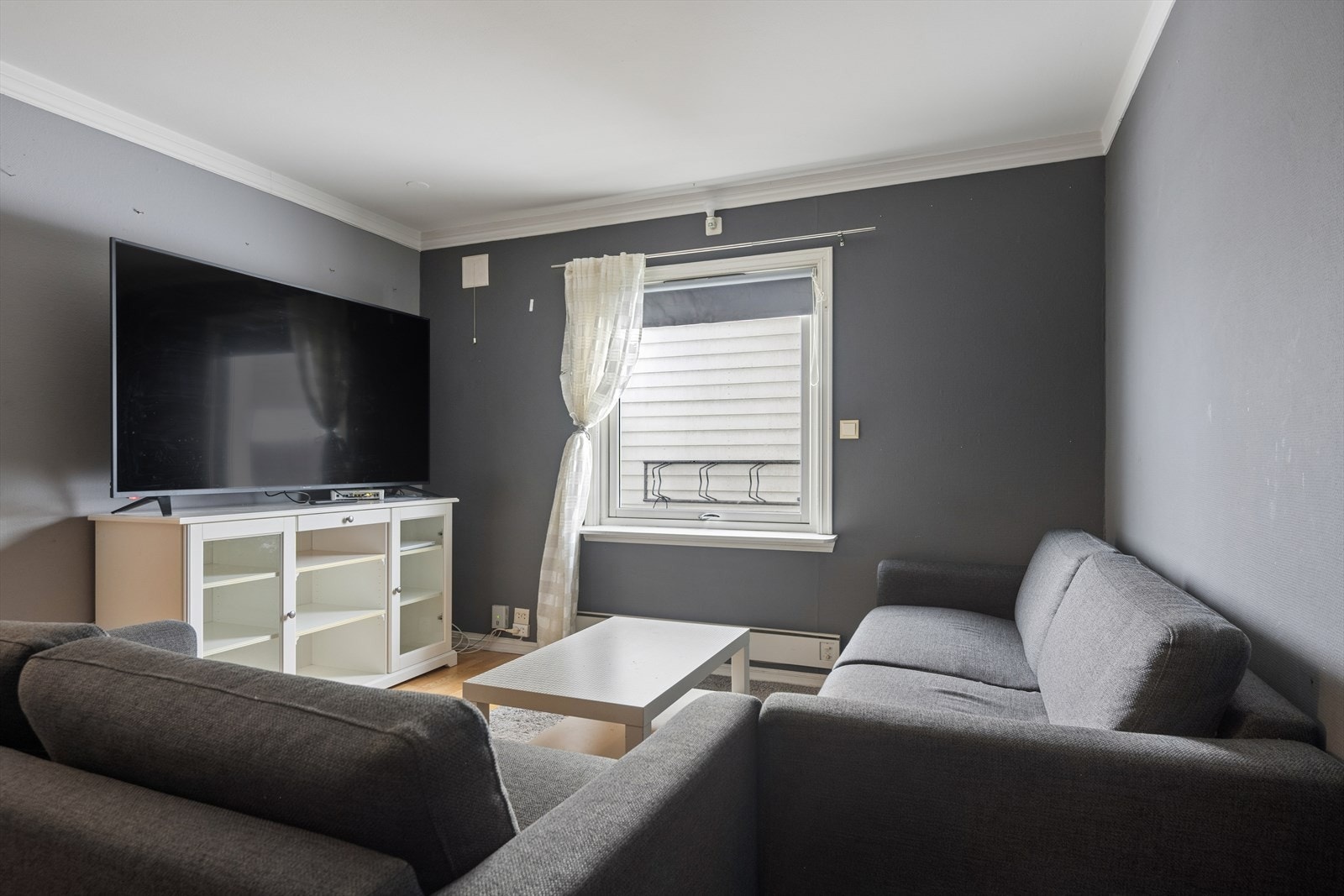 Stue med plass til sofa, TV-løsning og et mindre spisebord. Galleribilde