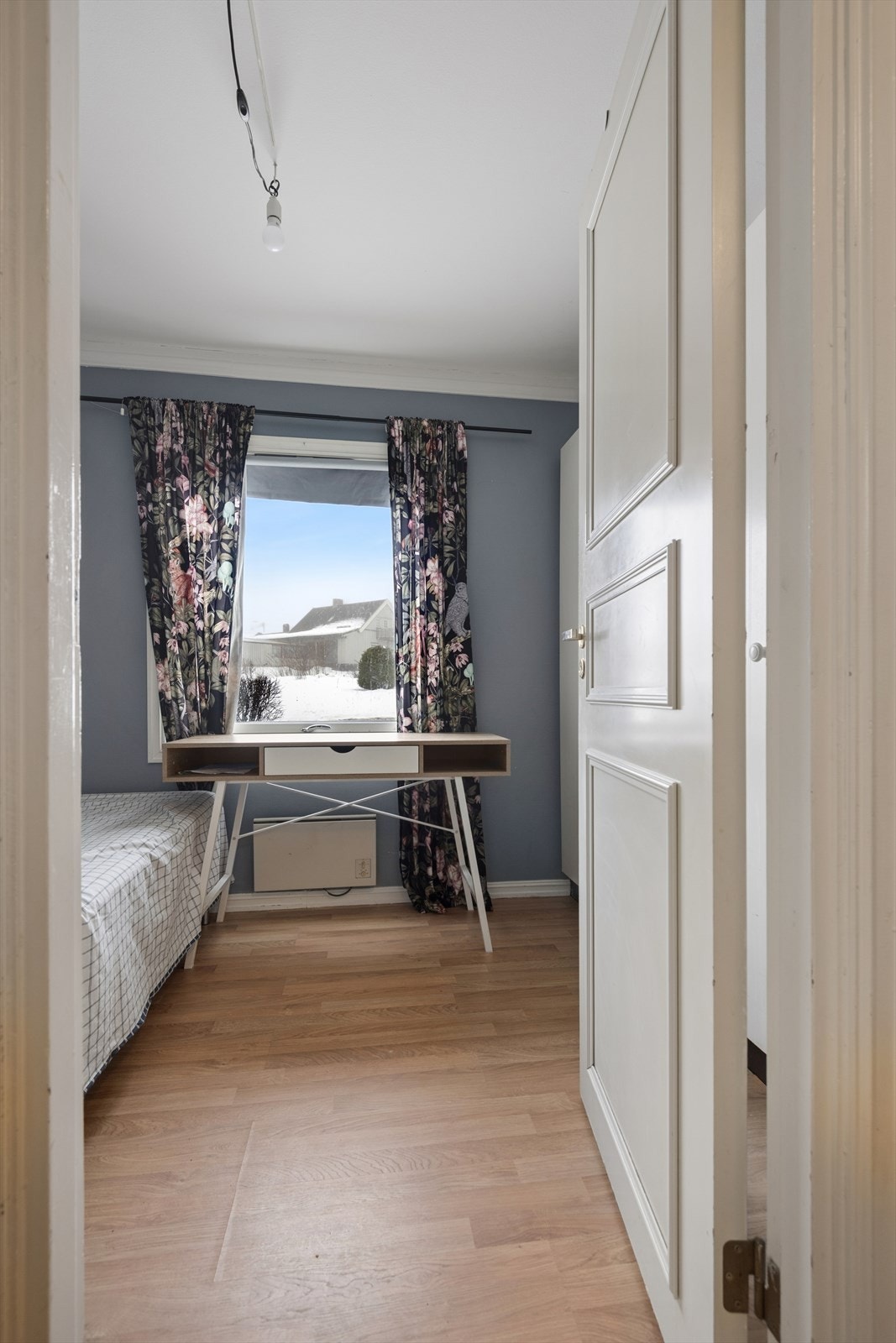 Leiligheten har et soverom med plass til seng, nattbord og enkel møblering. Galleribilde