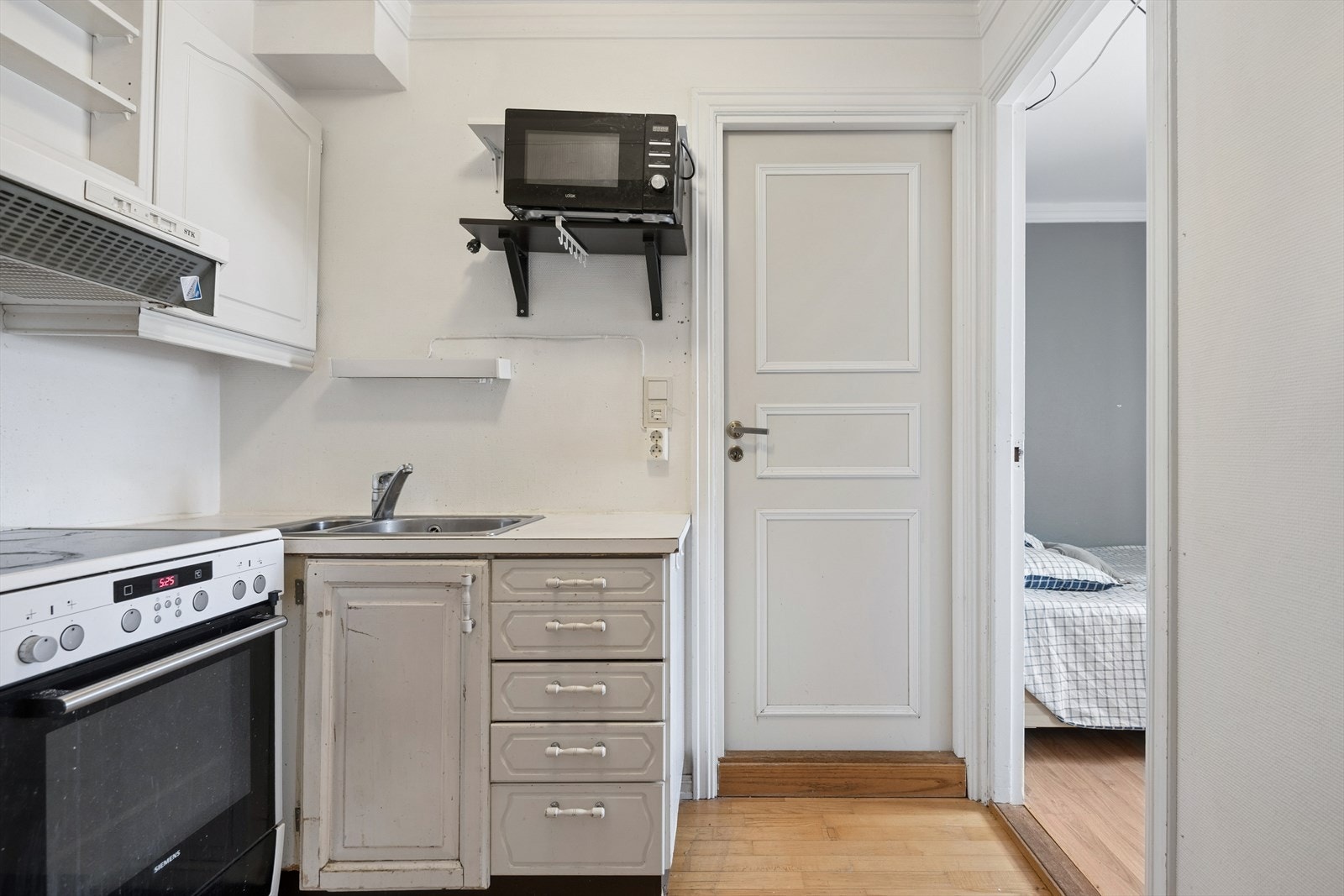 Kjøkkenet er innredet med laminerte skrog, profilerte fronter og laminert benkeplate. Galleribilde