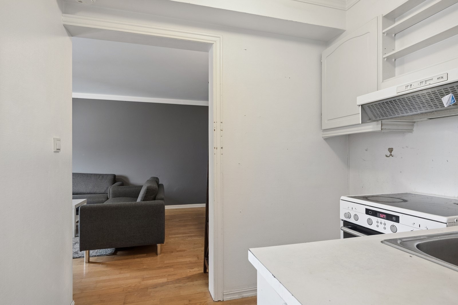 Kjøkkeninnredningen har generell stor slitasjegrad (utover normal slitasjegrad ut ifra alder), og det er registrert fuktskjolder og svelling. Galleribilde