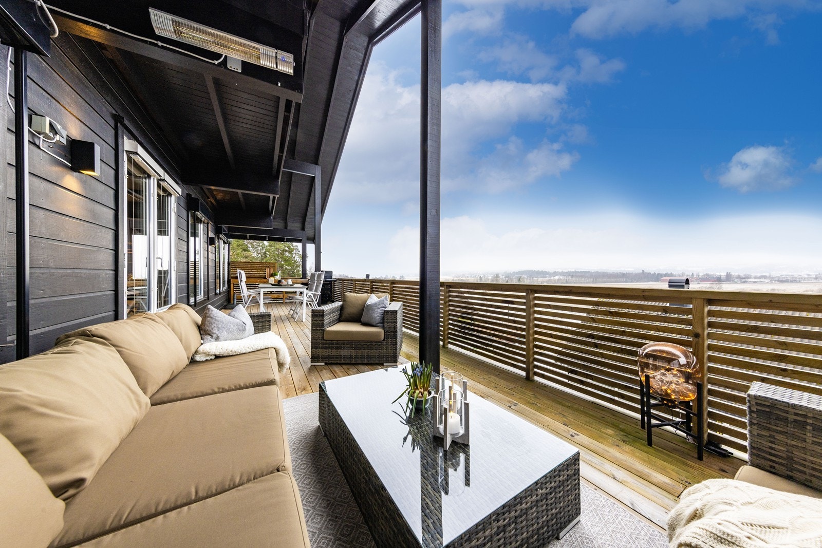 Det er montert terrassevarmer - dette er en perfekt plass for å nyte lange sommerkvelder. Galleribilde