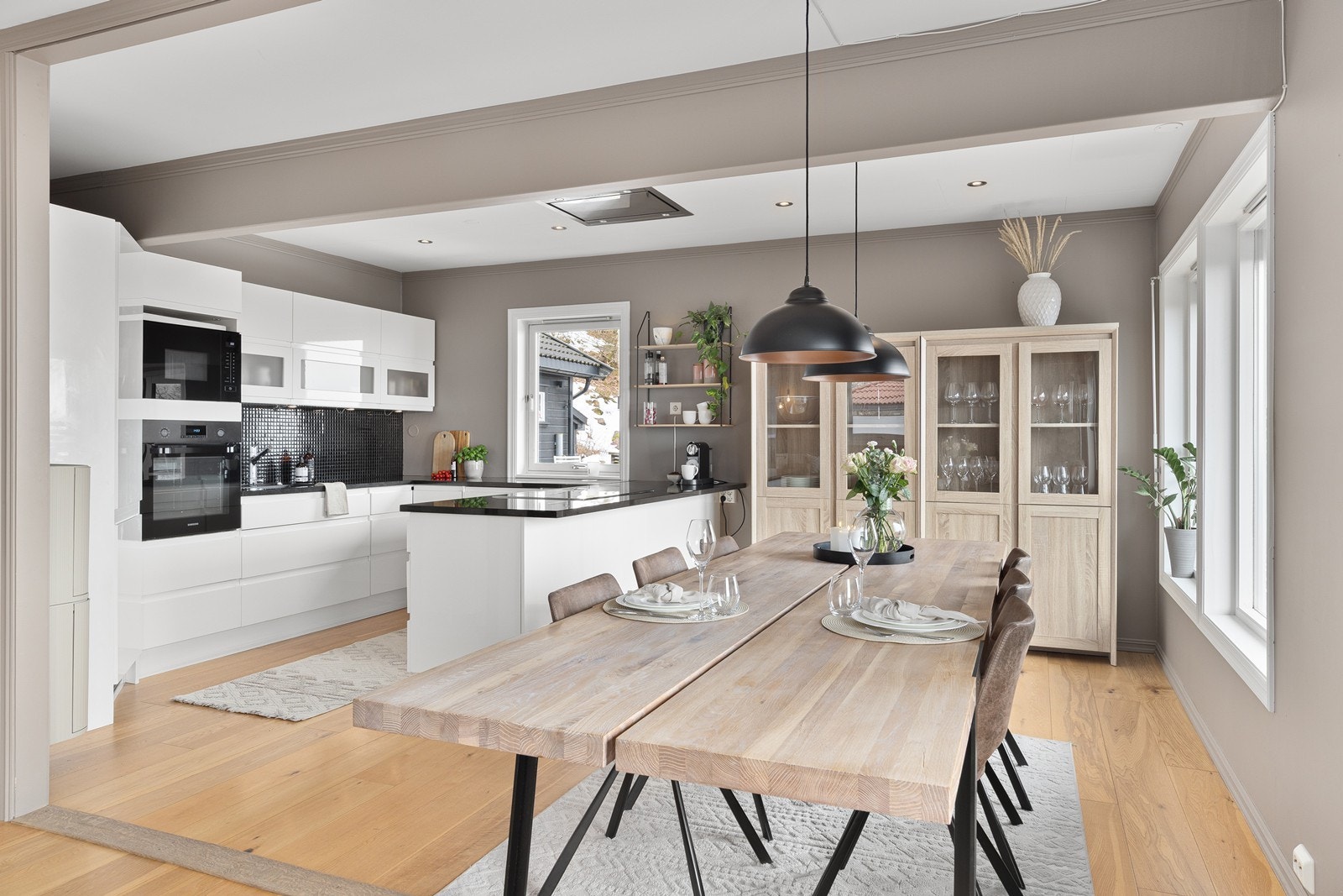 Kjøkkeninnredning fra Kvalsvik med glatte fronter og rikelig med skap- og benkeplass. Galleribilde