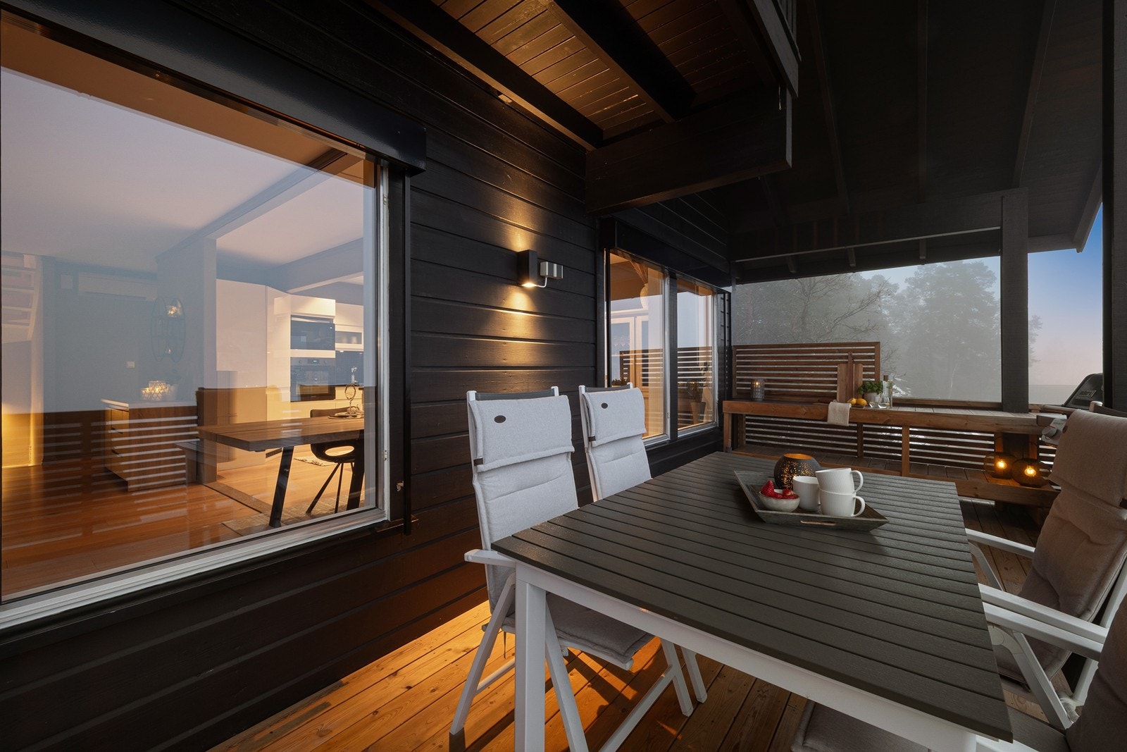 Vindusflatene reflekterer omgivelsene og gir en fin forbindelse mellom kjøkkenet og uteplassen. Galleribilde