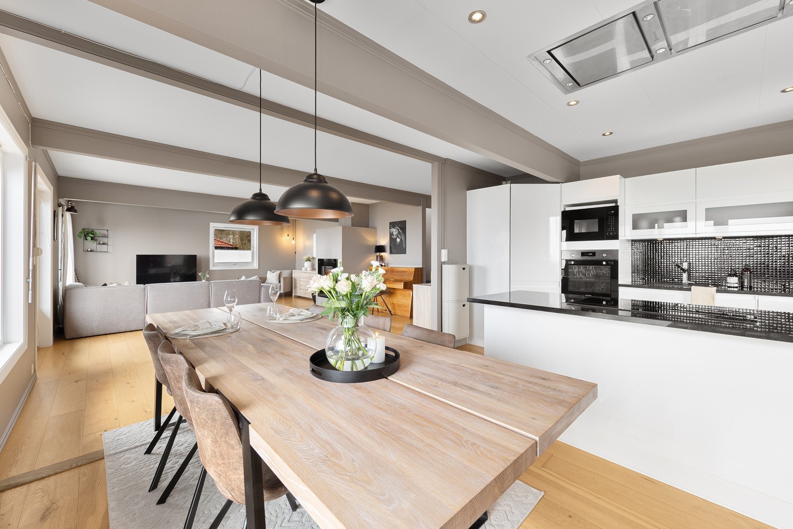 Spisestue i tilknytning til kjøkkenet. Galleribilde