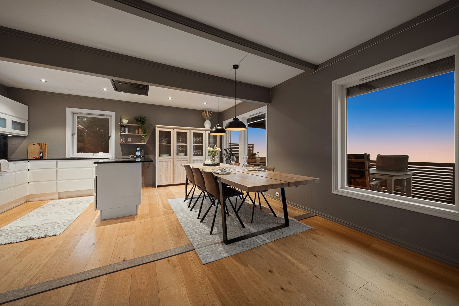 Spisestuen er en naturlig del av allrommet, med plass til langbord for store selskaper. Galleribilde