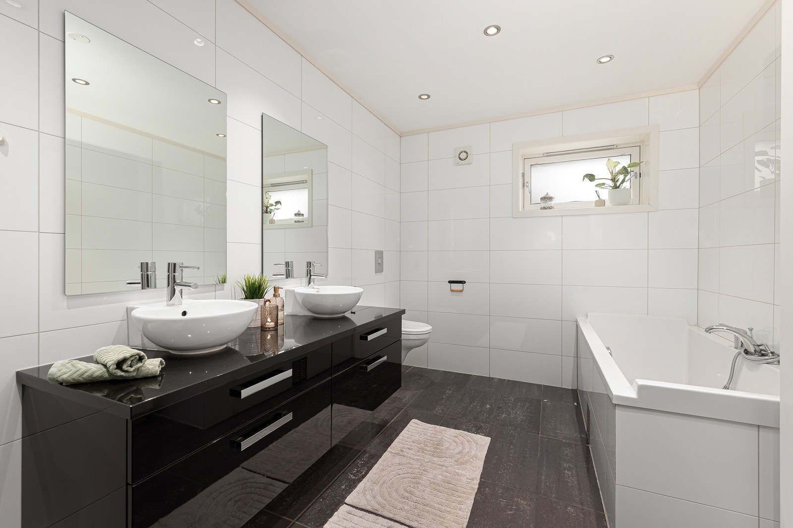 Innredning med to toppmonterte servanter og godt med oppbevaringsplass. Galleribilde