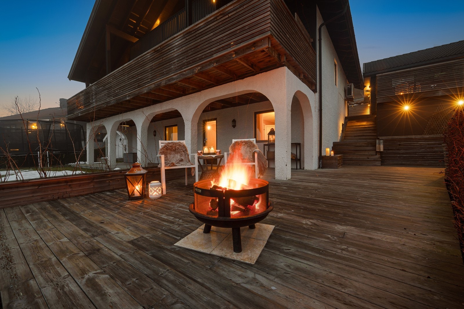 Fra underetasjen kommer man ut til en stor terrasseplatting på 51 m². Galleribilde