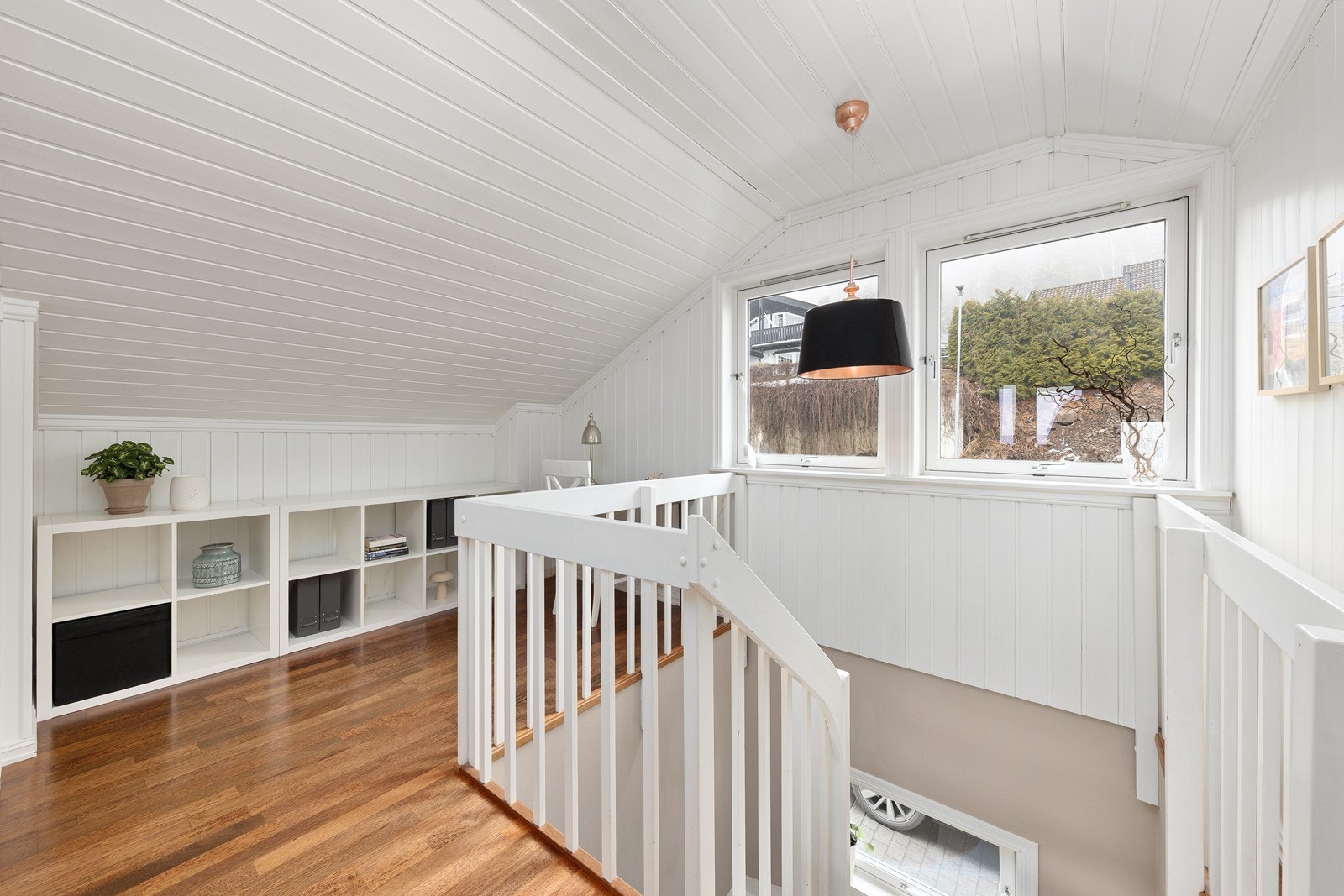 Trapperommet på loftet er lyst med malt trepanel på vegger og i himling. Galleribilde