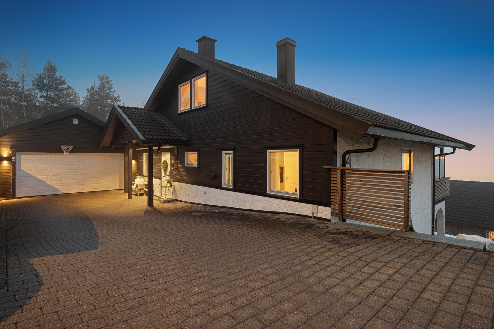 Gårdsplassen er belagt med belegningsstein, og det er etablert aquadrain-rist ved garasjen. Galleribilde