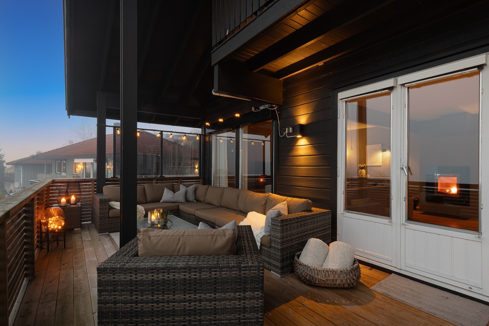 Utgangen fra stuen skaper en sømløs overgang mellom inne- og uterom. Galleribilde