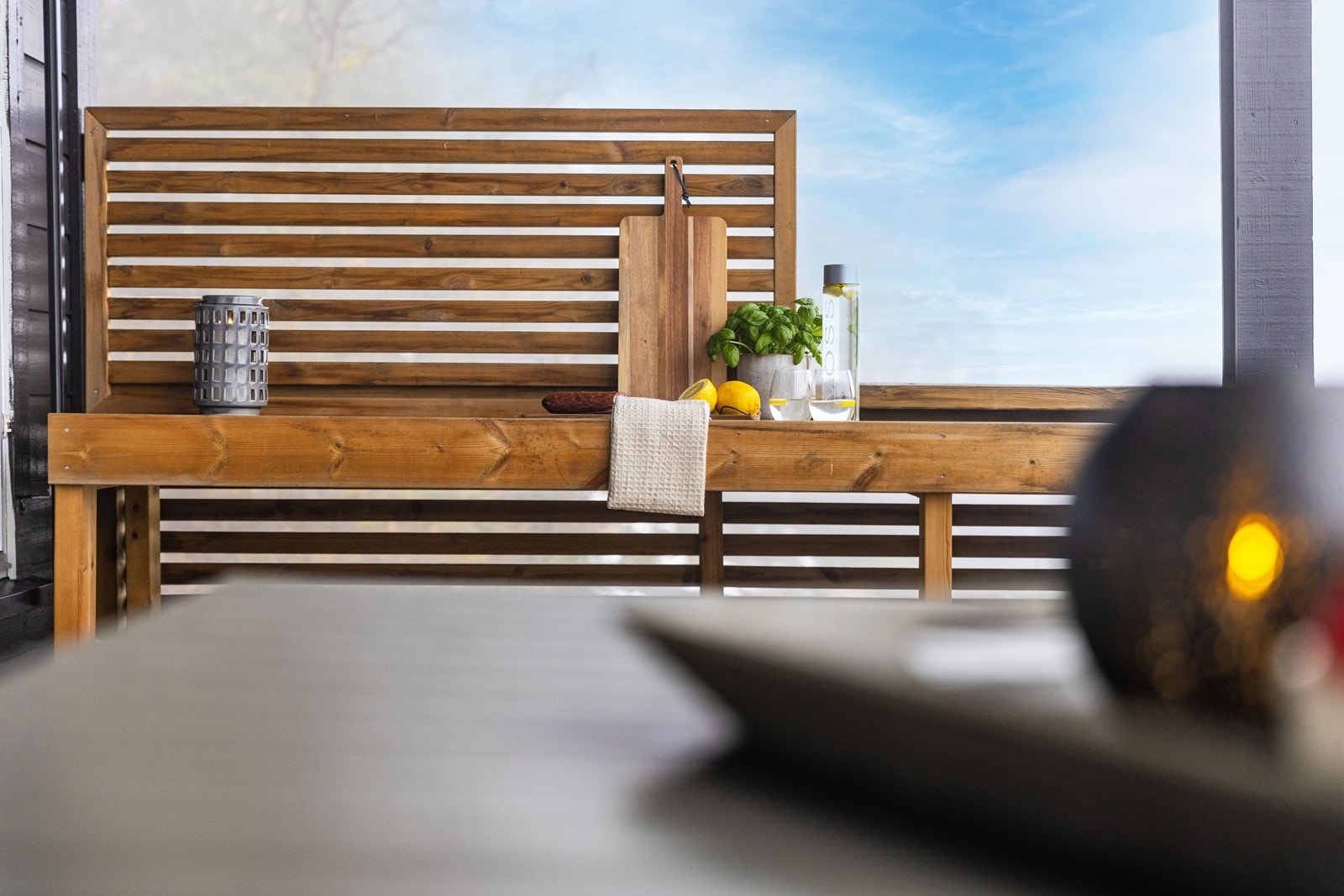 Praktisk benk og avlastningsflate på terrassen. Galleribilde