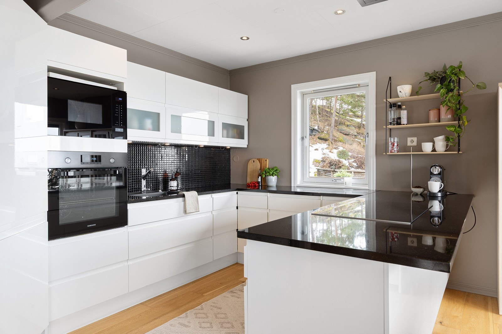 Integrerte hvitevarer inkluderer stekeovn, mikro, induksjonstopp, kjøleskap og oppvaskmaskin. Galleribilde