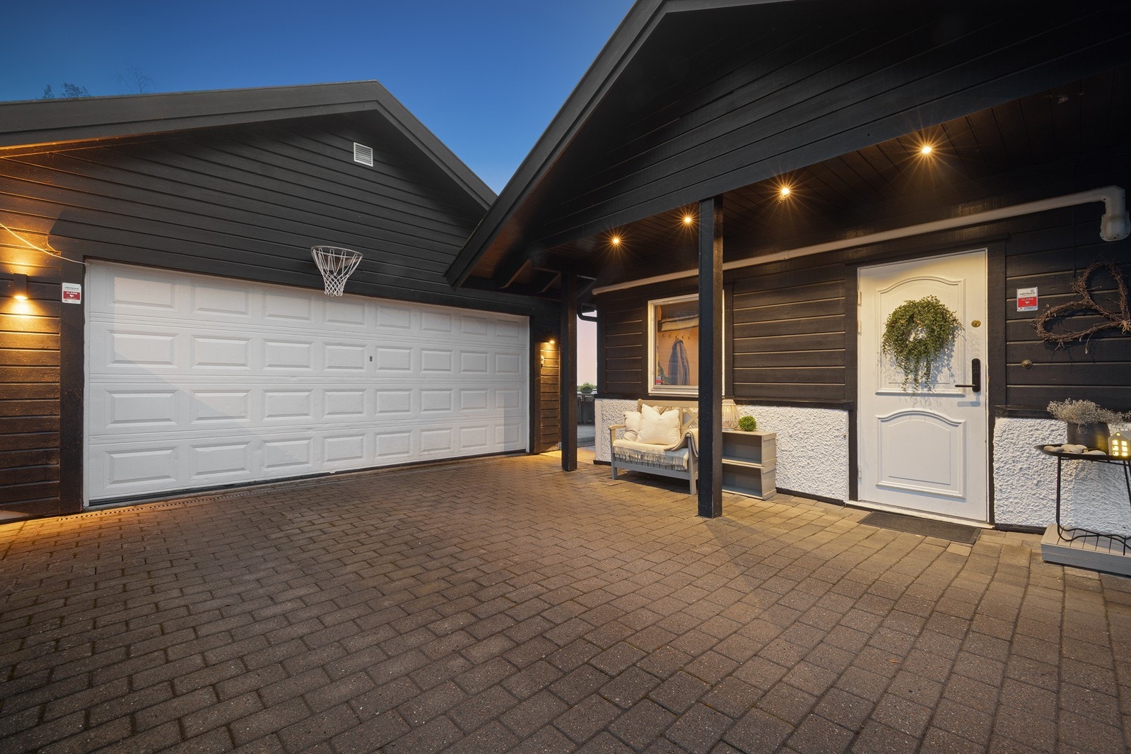 Frittliggende garasje på 35 m² fra 2003, med leddport og automatisk åpner. Galleribilde