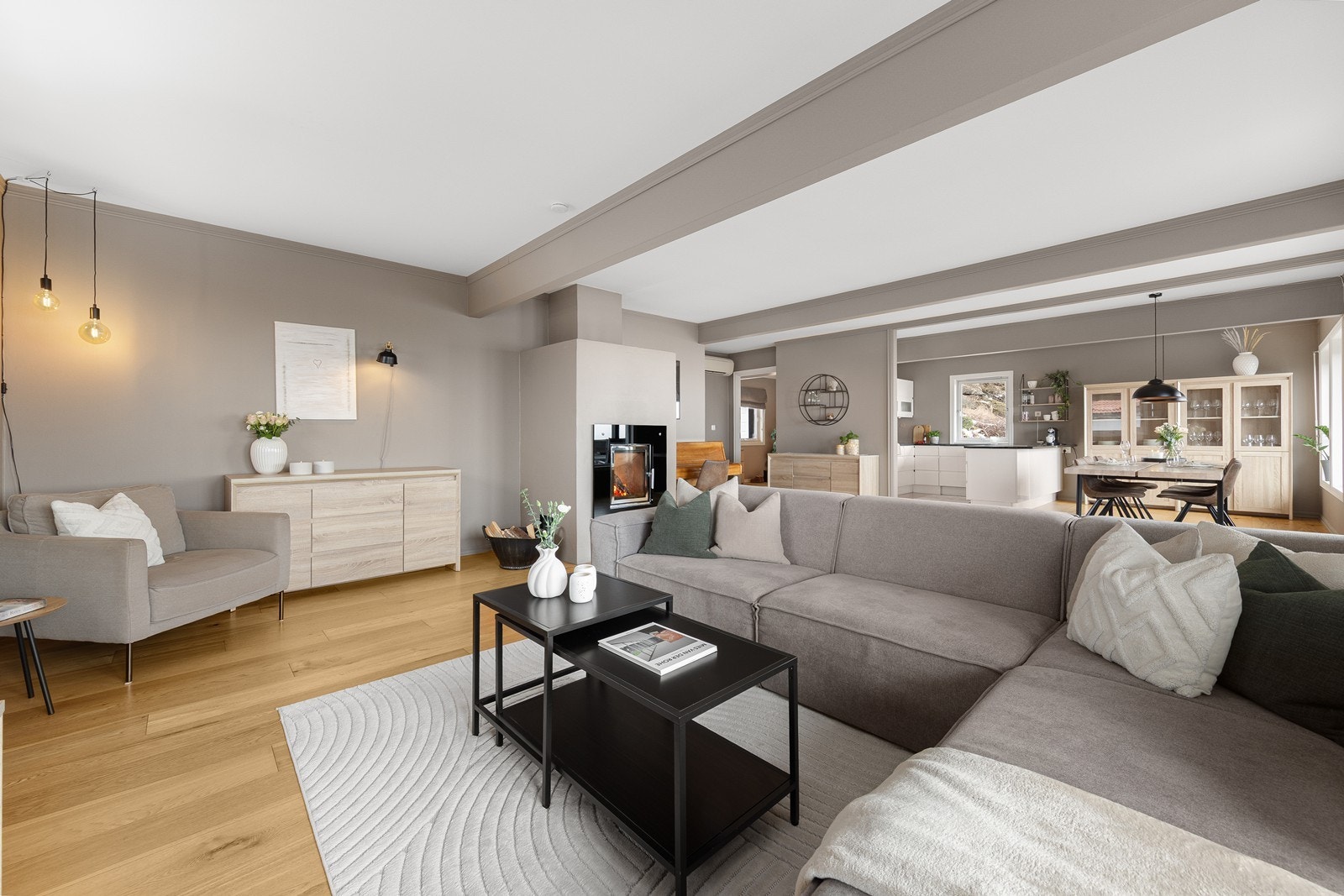 Stuen er romslig med gjennomgående parkett på gulvet og peisovn for ekstra varme og stemning. Galleribilde