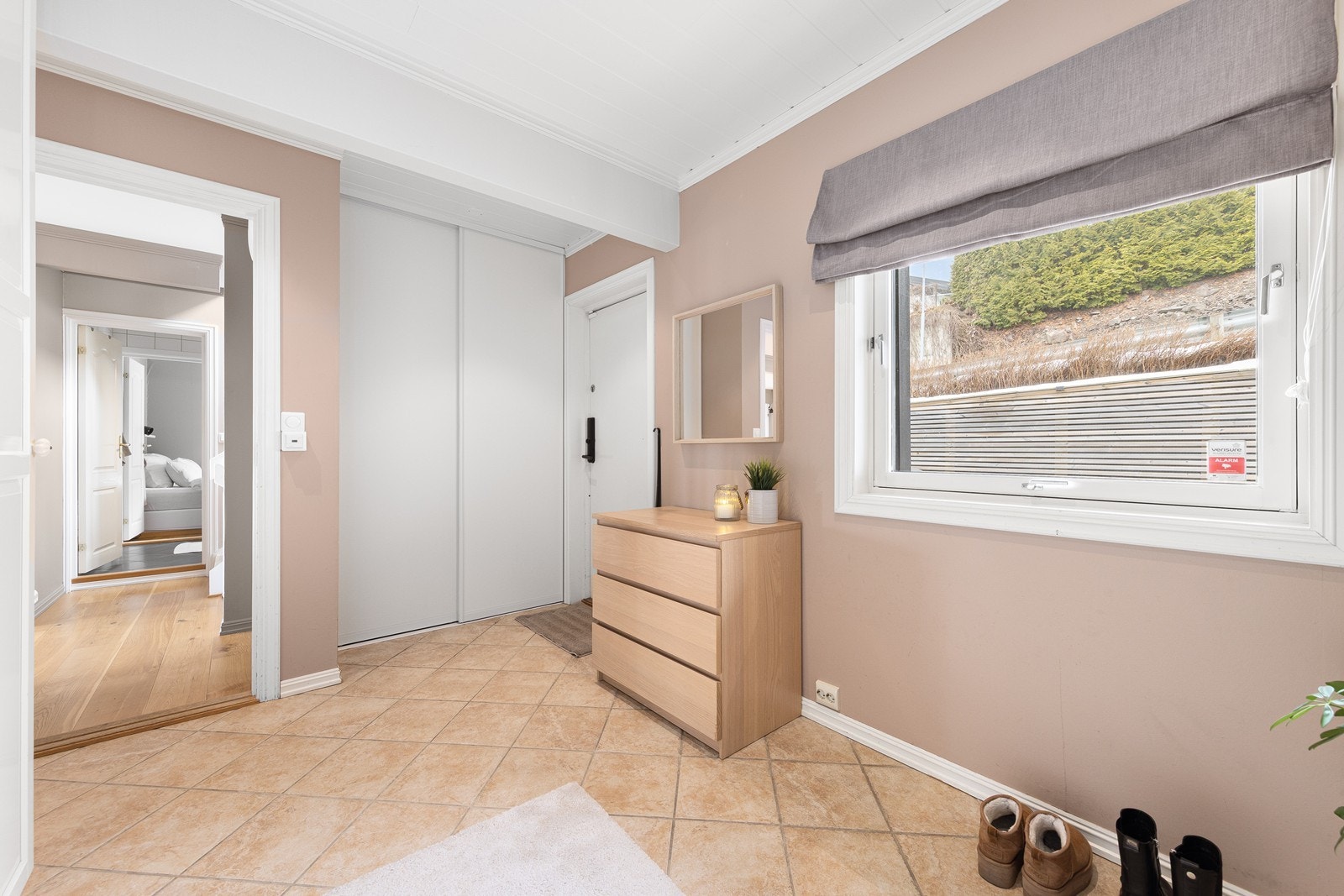 Velkommen inn. Entréen har keramiske fliser med behagelig undervarme i gulvet. Galleribilde