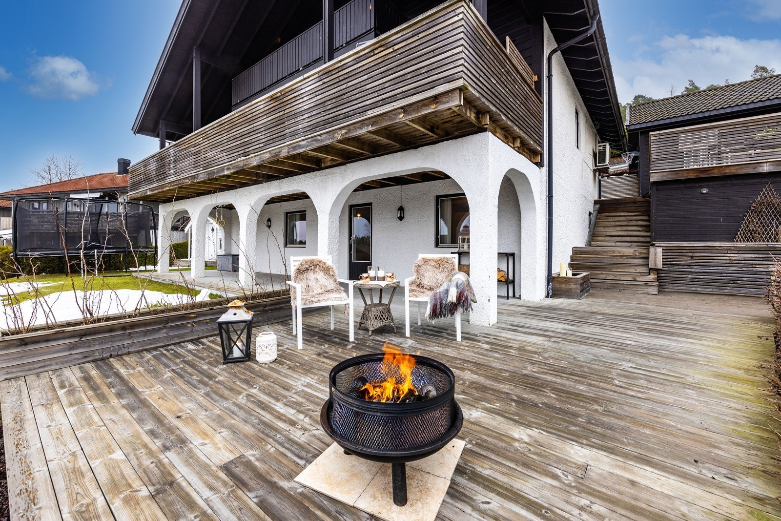 Direkte utgang til hagen fra terrasseplattingen. Galleribilde