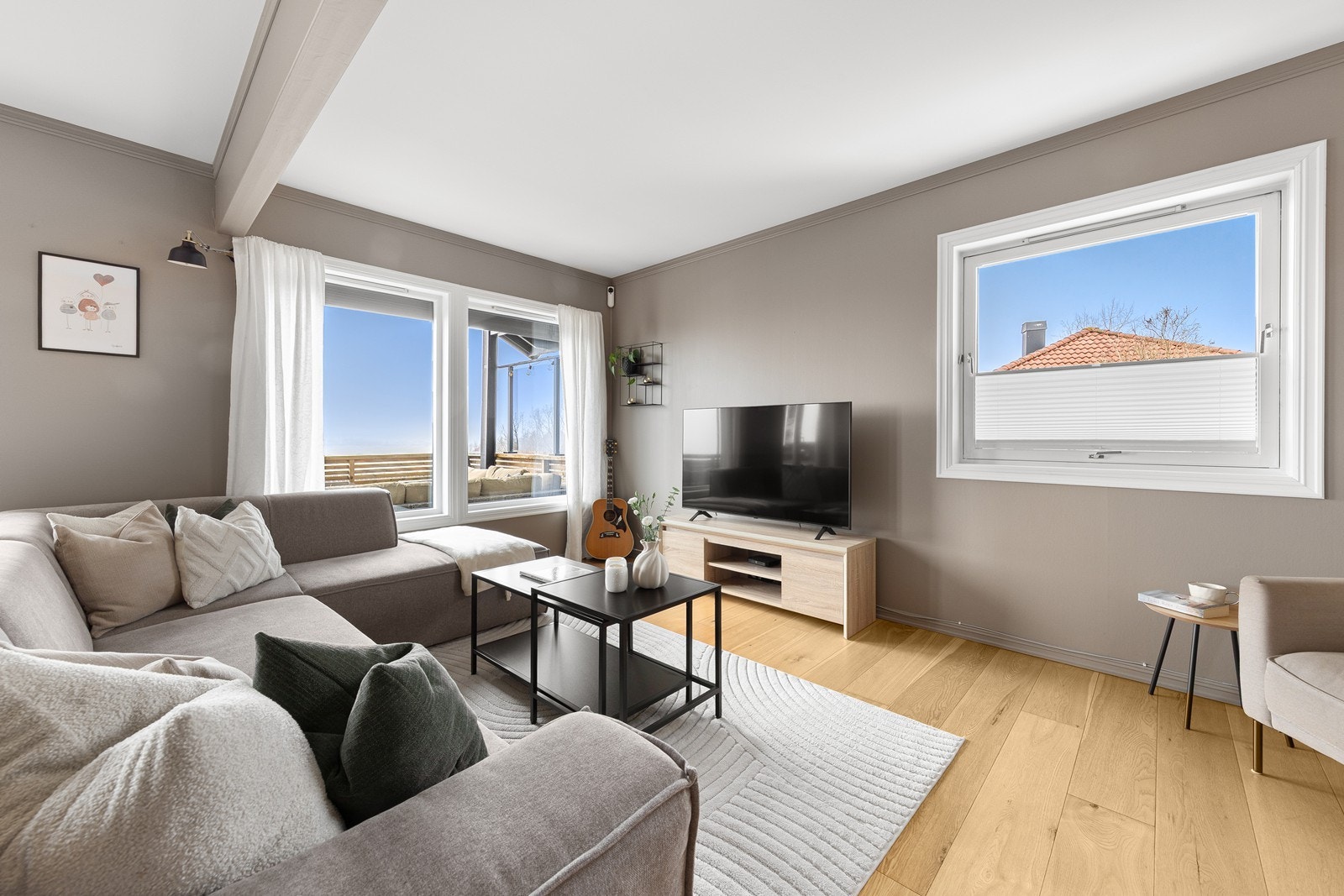 Plass til flere sittegrupper og møbleringssoner i den store stuen. Galleribilde