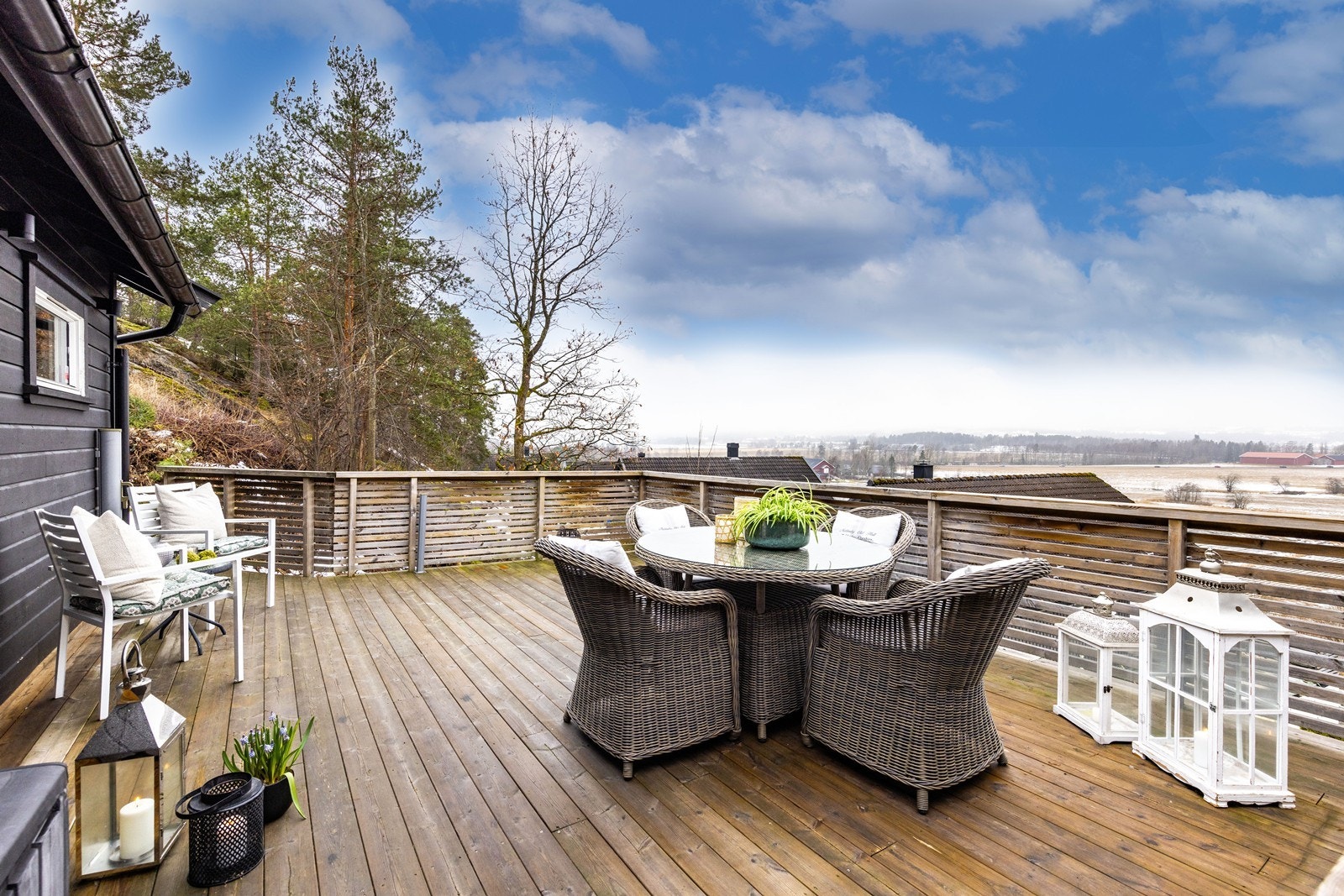 Utsikt mot skog og mark fra eiendommens vestside. Galleribilde