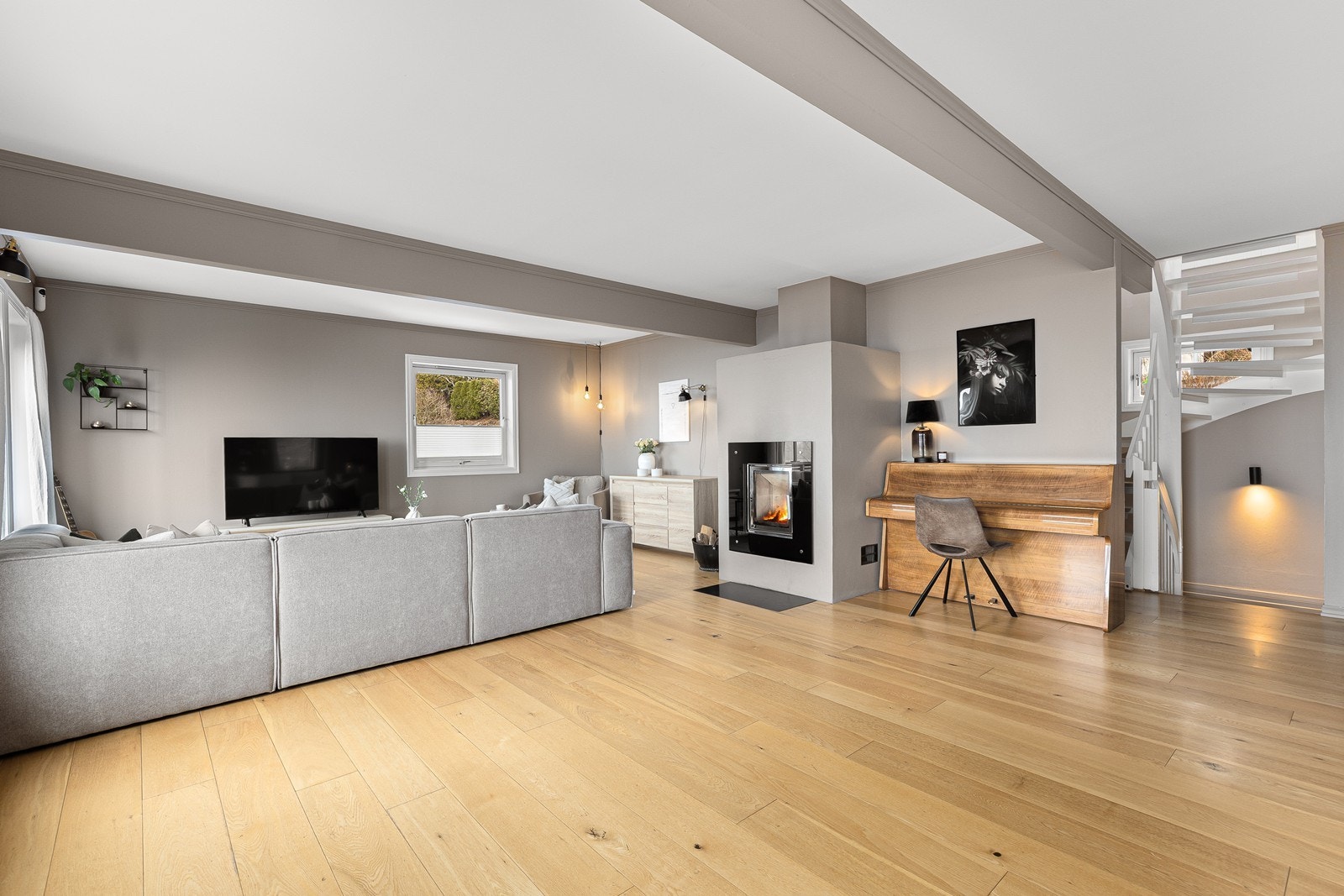 Den åpne løsningen gir en god romfølelse og binder de sosiale sonene sammen. Galleribilde