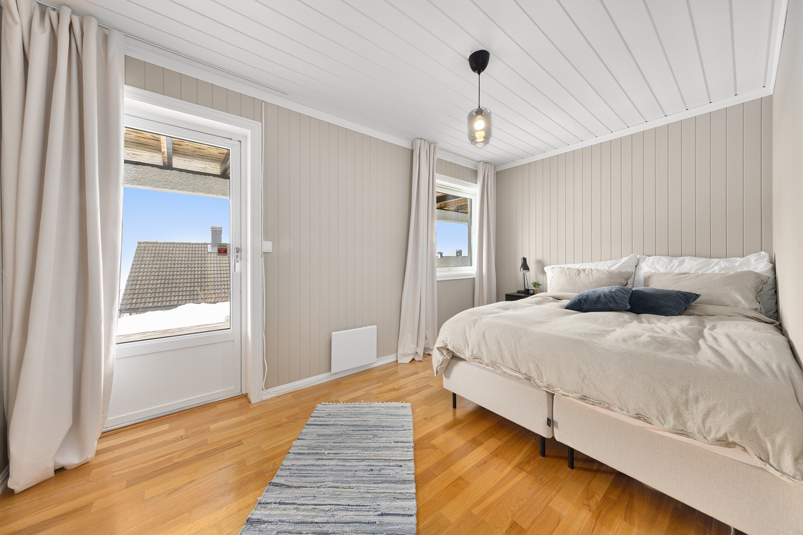 Fra ett av rommene i underetasjen er det direkte utgang til terrasseplatting og hage. Galleribilde