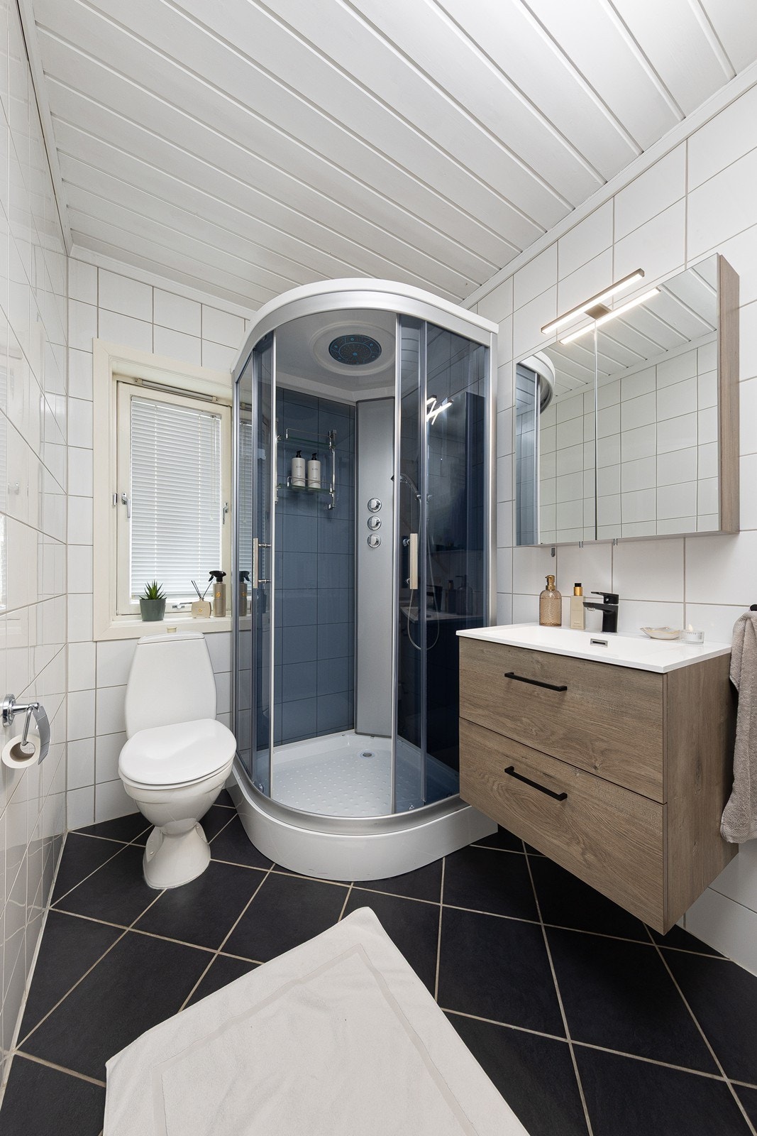 Badet i første etasje ble oppgradert rundt 2007 og har elektriske varmekabler i gulvet. Galleribilde