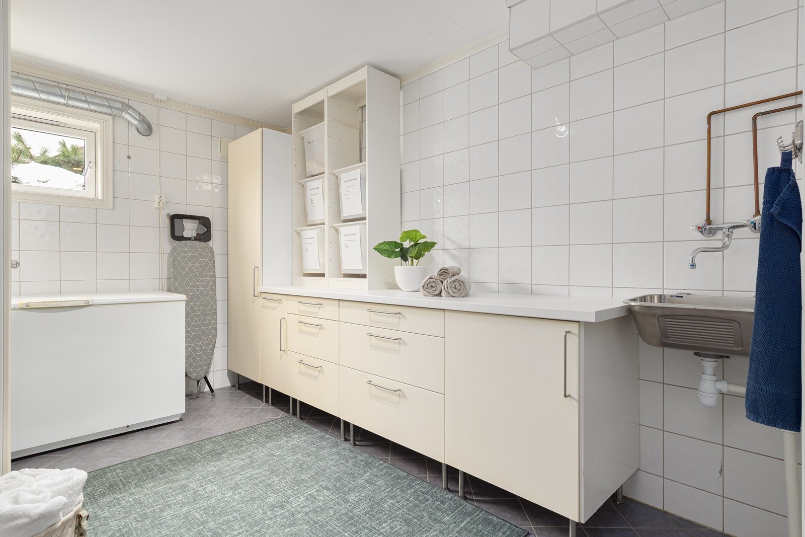 Praktisk og romslig vaskerom i underetasjen. Galleribilde