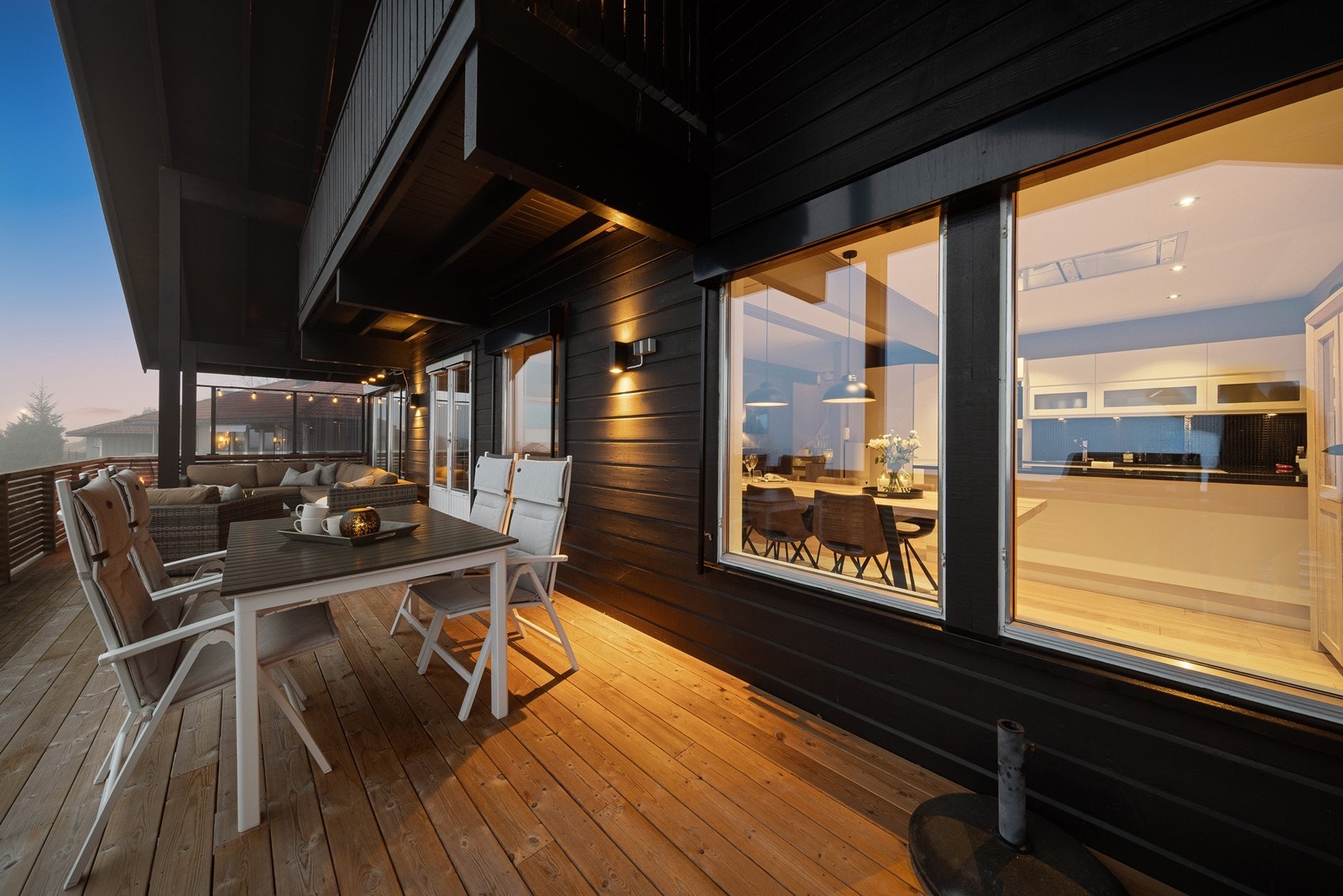 Verandaen i treverk ble oppgradert i 2018 og strekker seg langs store deler av fasaden. Galleribilde