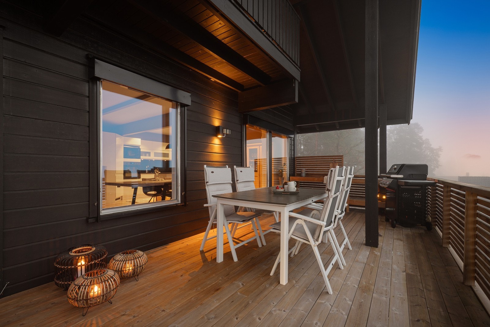 Her er det god plass til både spisebord og grill, rett utenfor kjøkkenet. Galleribilde