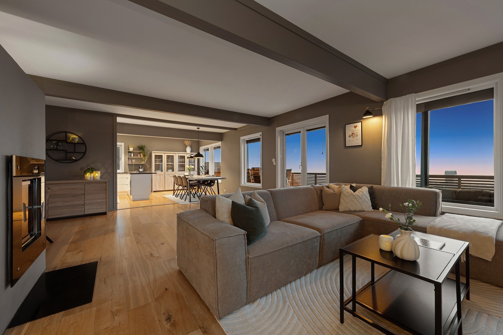 Store vindusflater gir rikelig med naturlig lys og en flott utsikt utover Sandebygda. Galleribilde