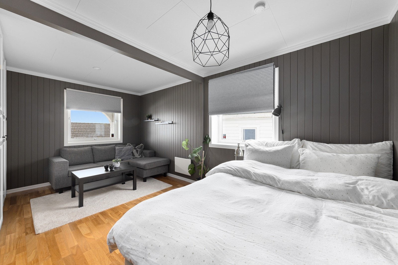 Dette rommet er stort nok til å kombinere soveplass med en liten sofakrok. Galleribilde