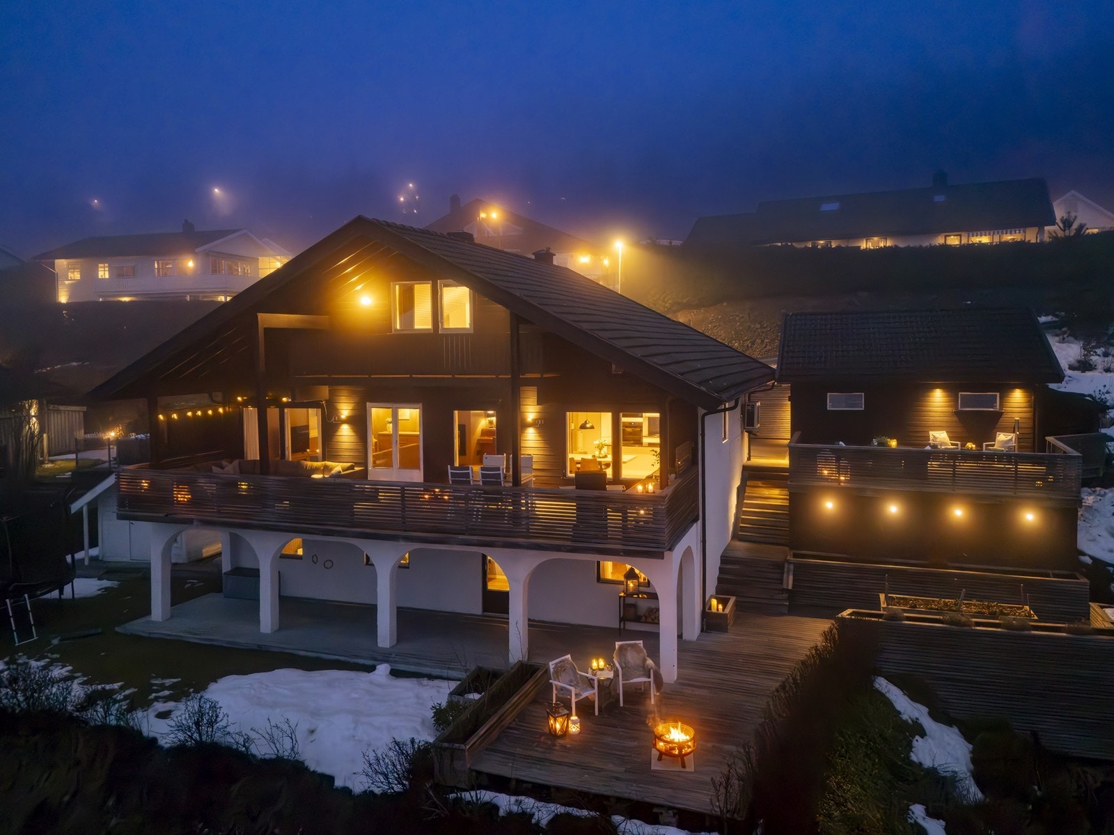 Stemningsfull belysning fremhever arkitekturen og uteområdene på kveldstid. Galleribilde