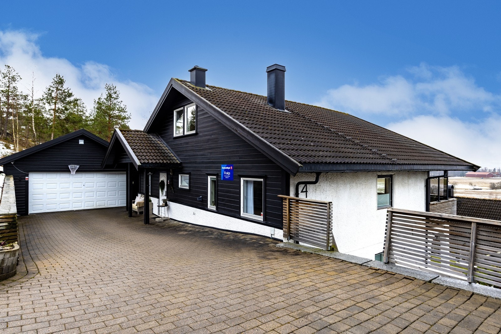 Enebolig i Skafjellåsen med dobbelgarasje og pent opparbeidet gårdsplass med belegningsstein. Galleribilde