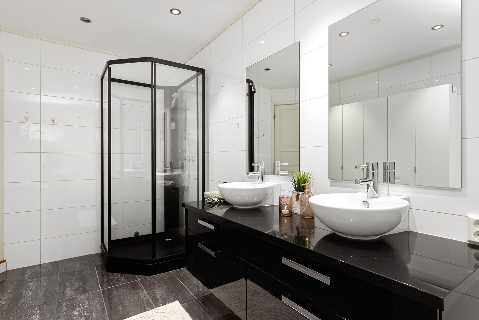 Badet har flislagt gulv med elektriske varmekabler og veggmontert toalett. Galleribilde