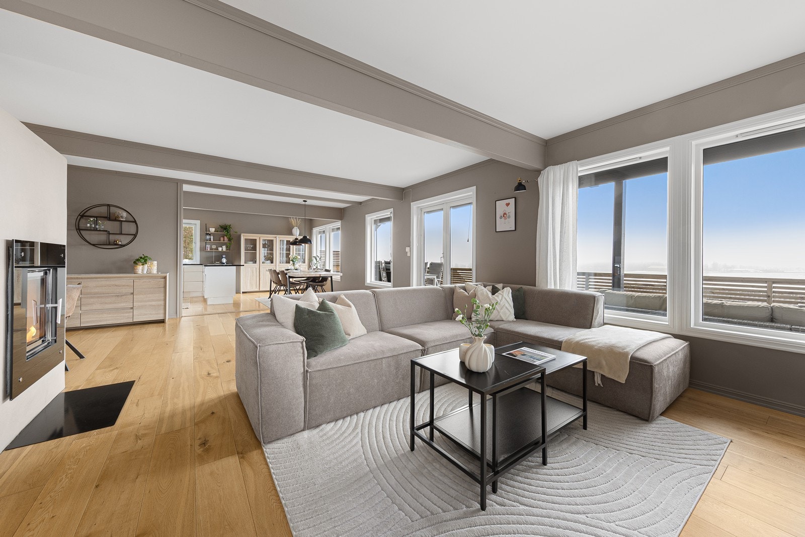 Fra stuen er det direkte utgang til den store verandaen på 61 m². Galleribilde