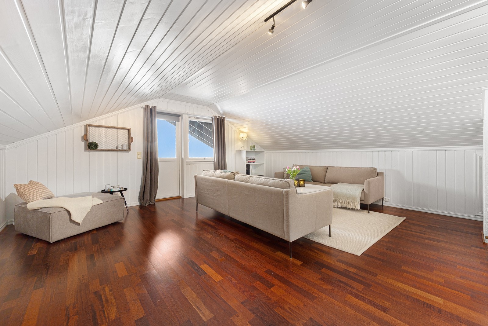 Loftstuen har parkettgulv og utgang til veranda. Galleribilde