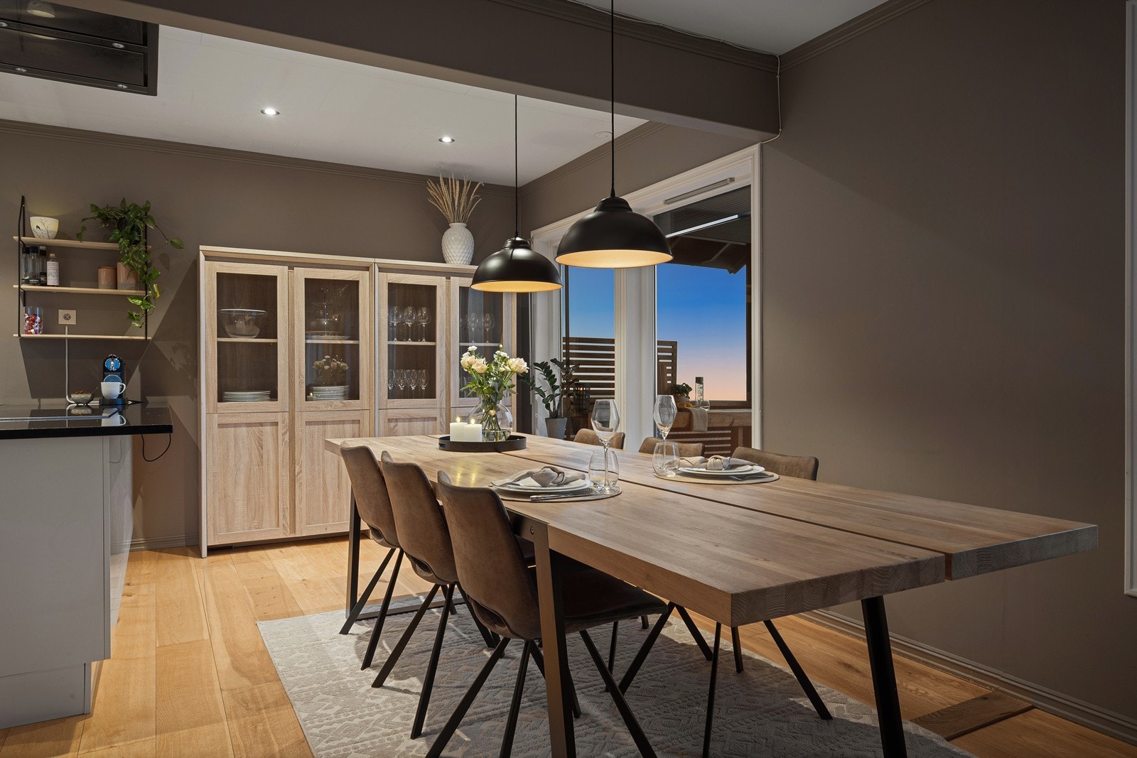 Fra spiseplassen ser man rett ut på terrassen, som blir en forlengelse av rommet. Galleribilde