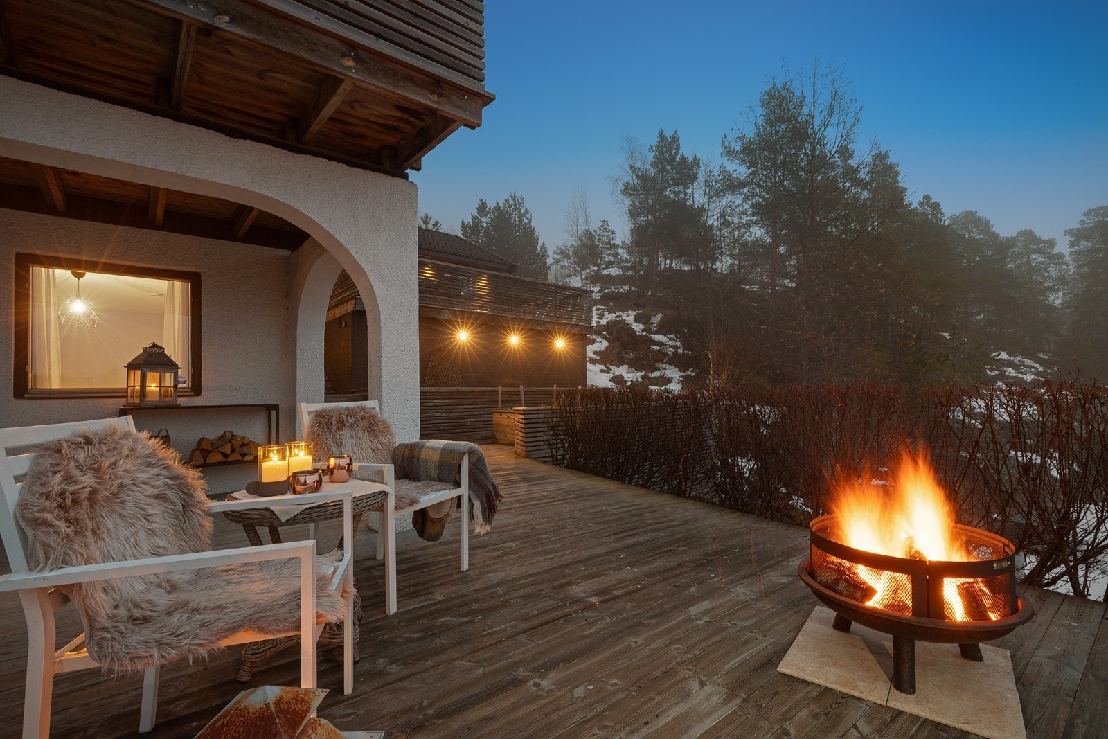 Den overbygde delen under hovedterrasen gir en skjermet og privat sone. Galleribilde