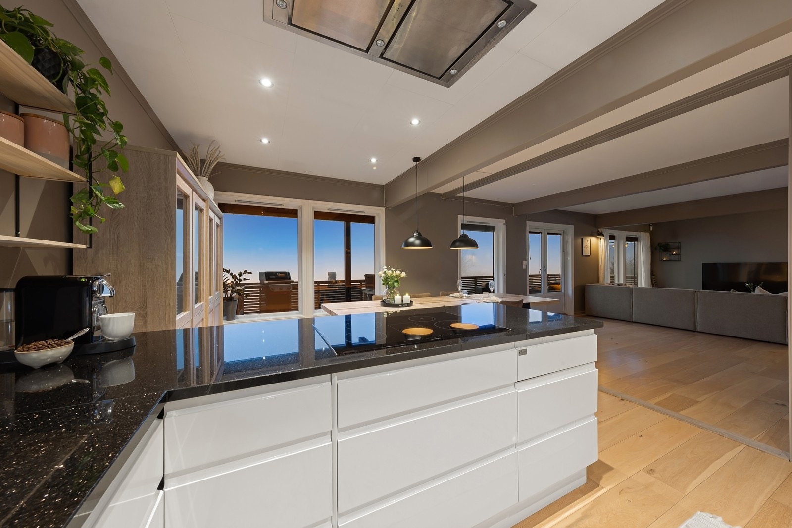 Den åpne løsningen gjør det enkelt å være sosial med gjestene mens man lager mat. Galleribilde