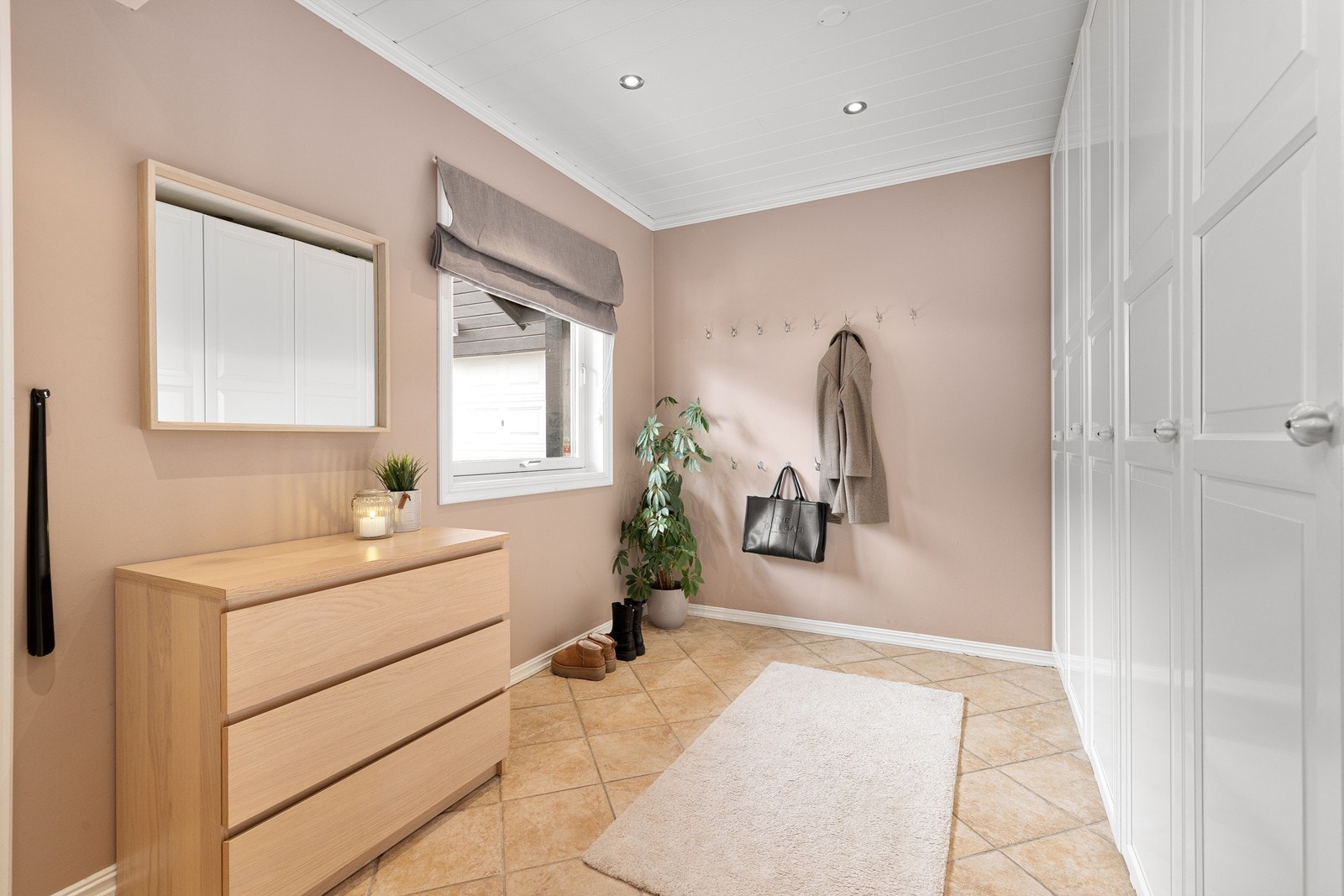 God plass til oppbevaring av yttertøy og sko i entréen. Galleribilde