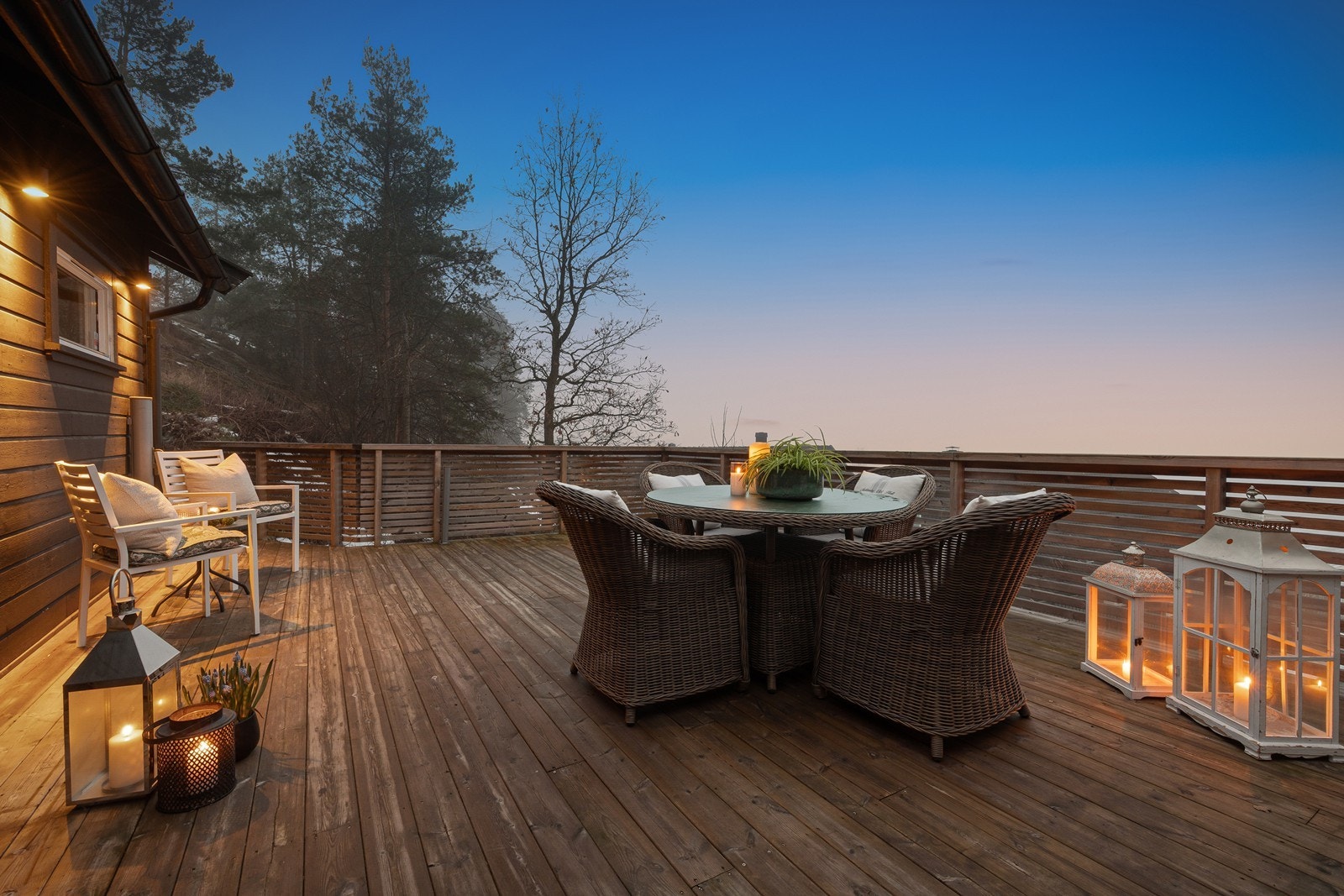 Ved siden av garasjen er det bygget et eget uteområde i treverk. Galleribilde