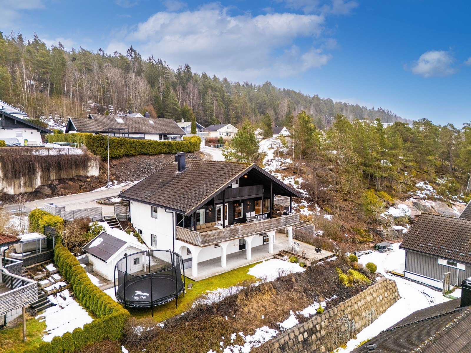 Eiendommen ligger høyt og fritt til i et skrånende terreng, med nærhet til både skog og mark. Foto: Viken Fototjenester v/ Eirik Andersen Galleribilde