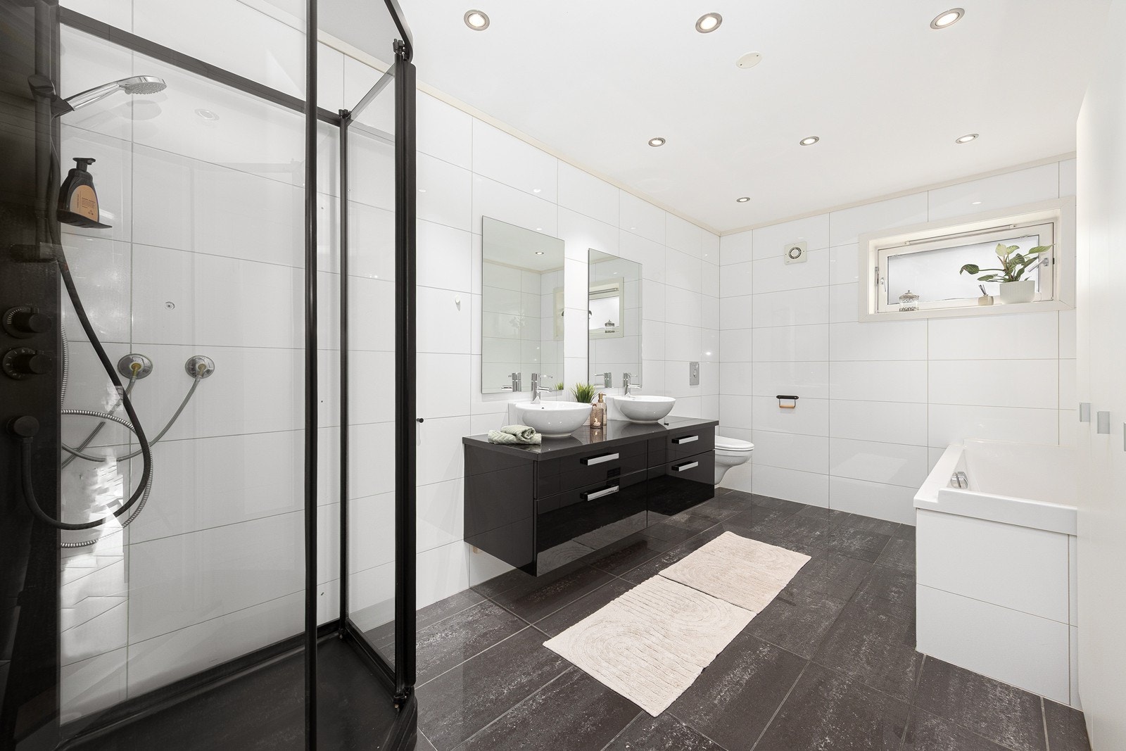 Romslig bad i underetasjen. Her er det både dusjkabinett og badekar. Galleribilde