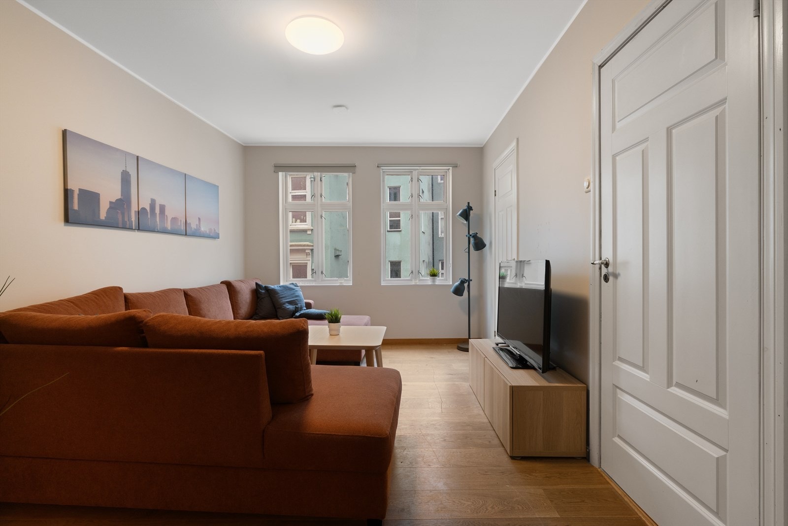 - Leiligheten inneholder gang, stue/kjøkken, bad, trapperom, 2 soverom og bod på loft - Galleribilde