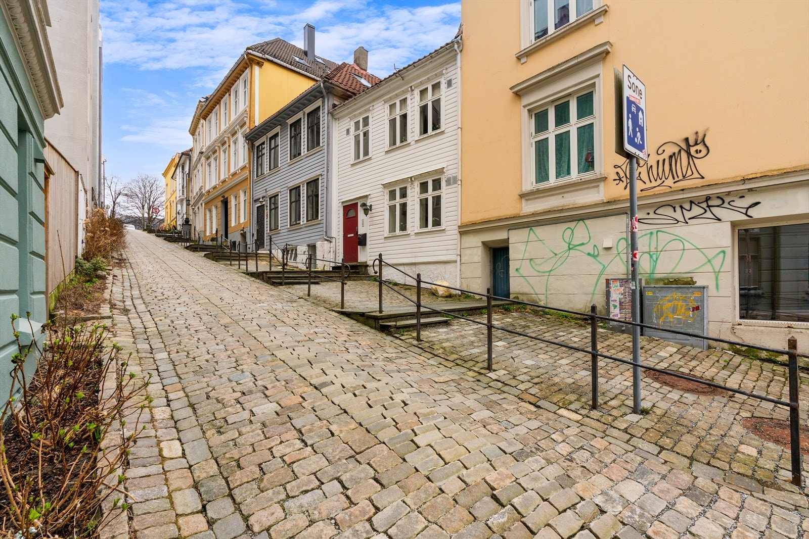 - Nøstet er et av de mest erkebergenske strøkene i Bergen, med gamle, pittoreske trehus og nydelige brosteinsbelagte gater - Galleribilde