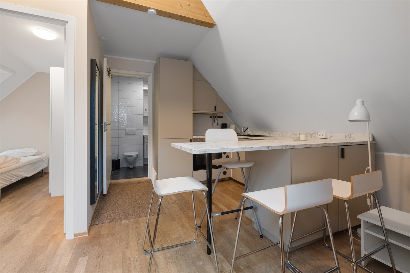 - Leiligheten inneholder stue/kjøkken, bad, soverom og trapperom - Galleribilde