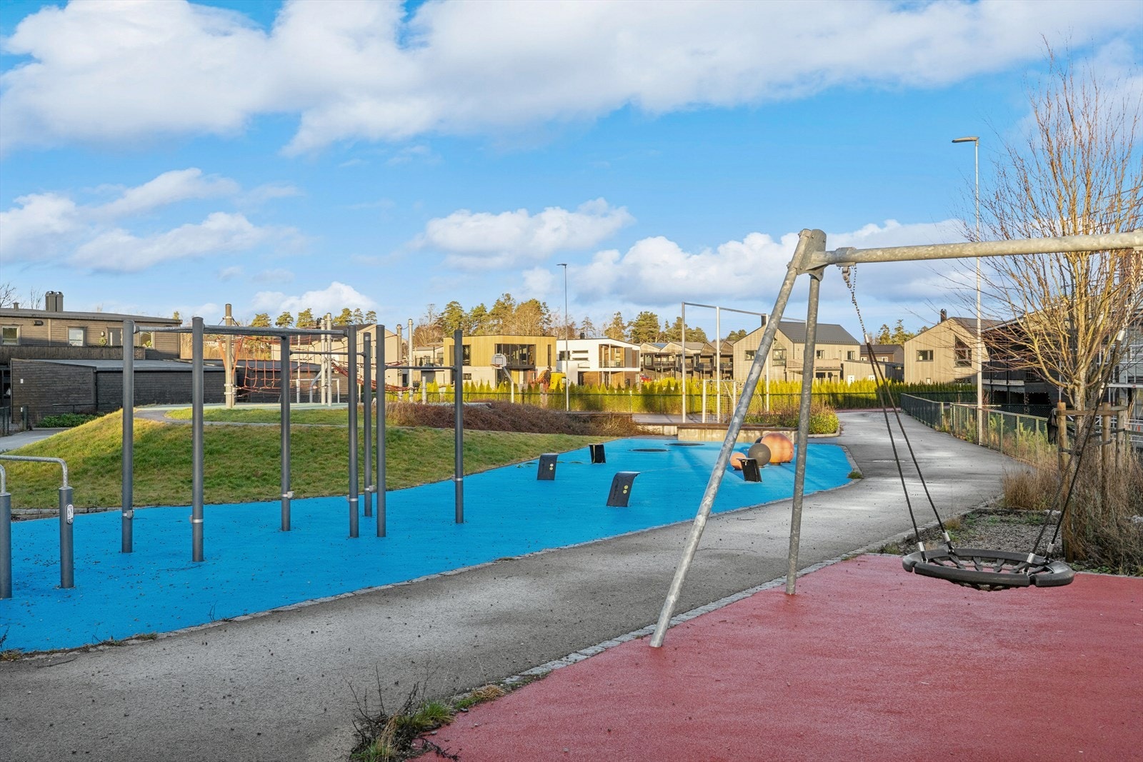 Nærområdet byr på lekeplass, fotballbane og grønne fellesarealer - perfekt for aktive barn. Galleribilde