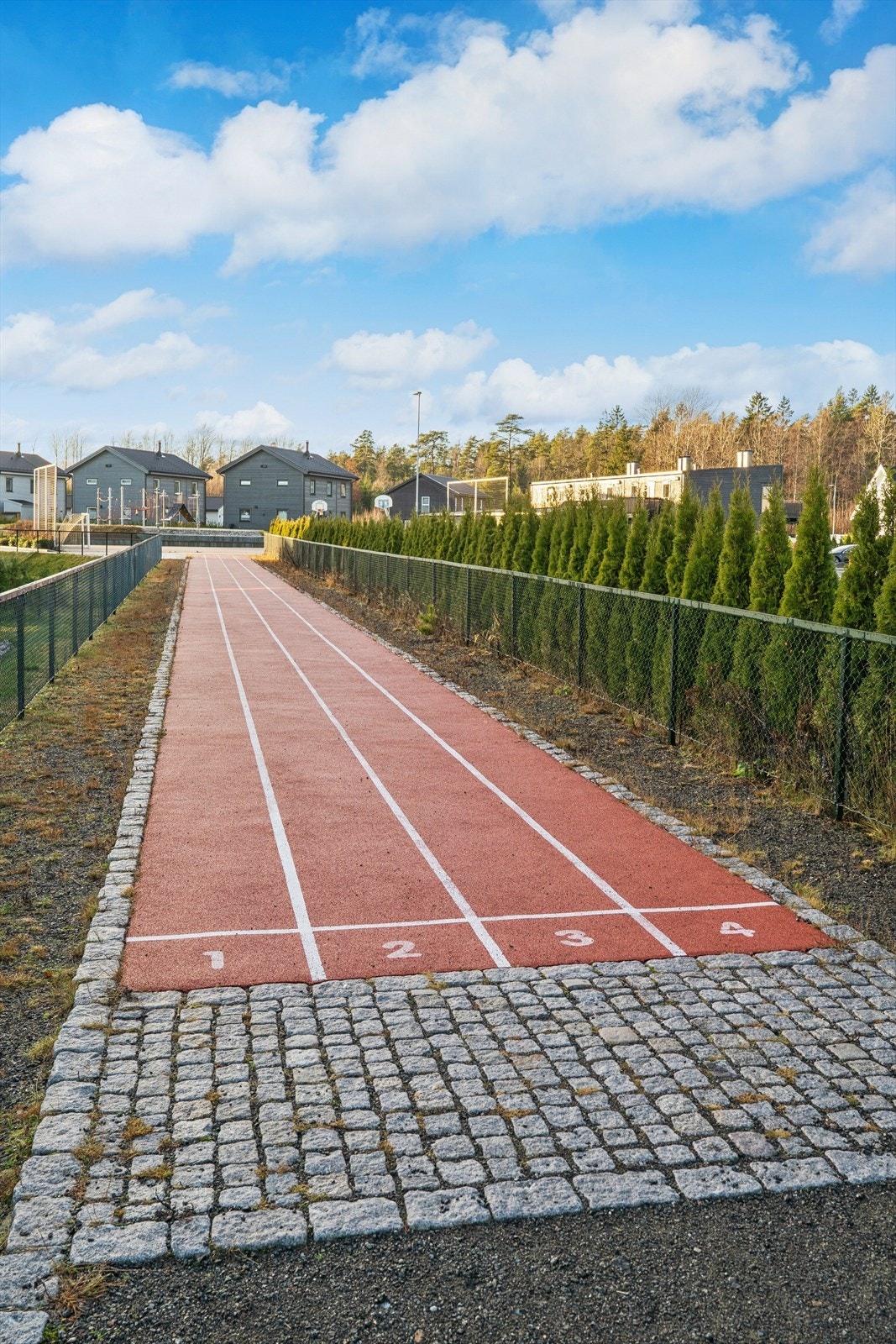 Nærområdet har flere grøntområder og parker som innbyr til lek og avslapning. Galleribilde