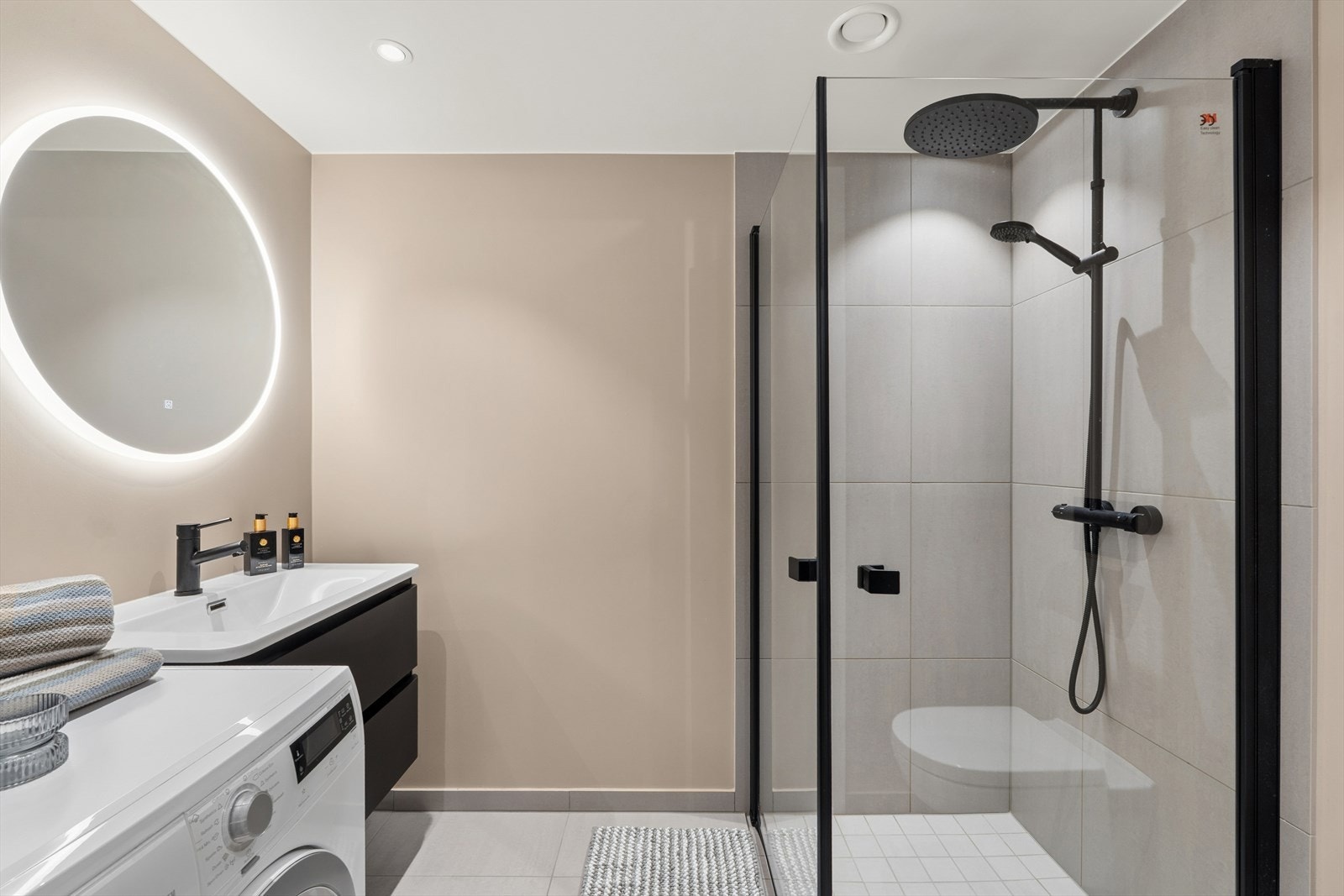 Stilrent bad med moderne innredning. Galleribilde