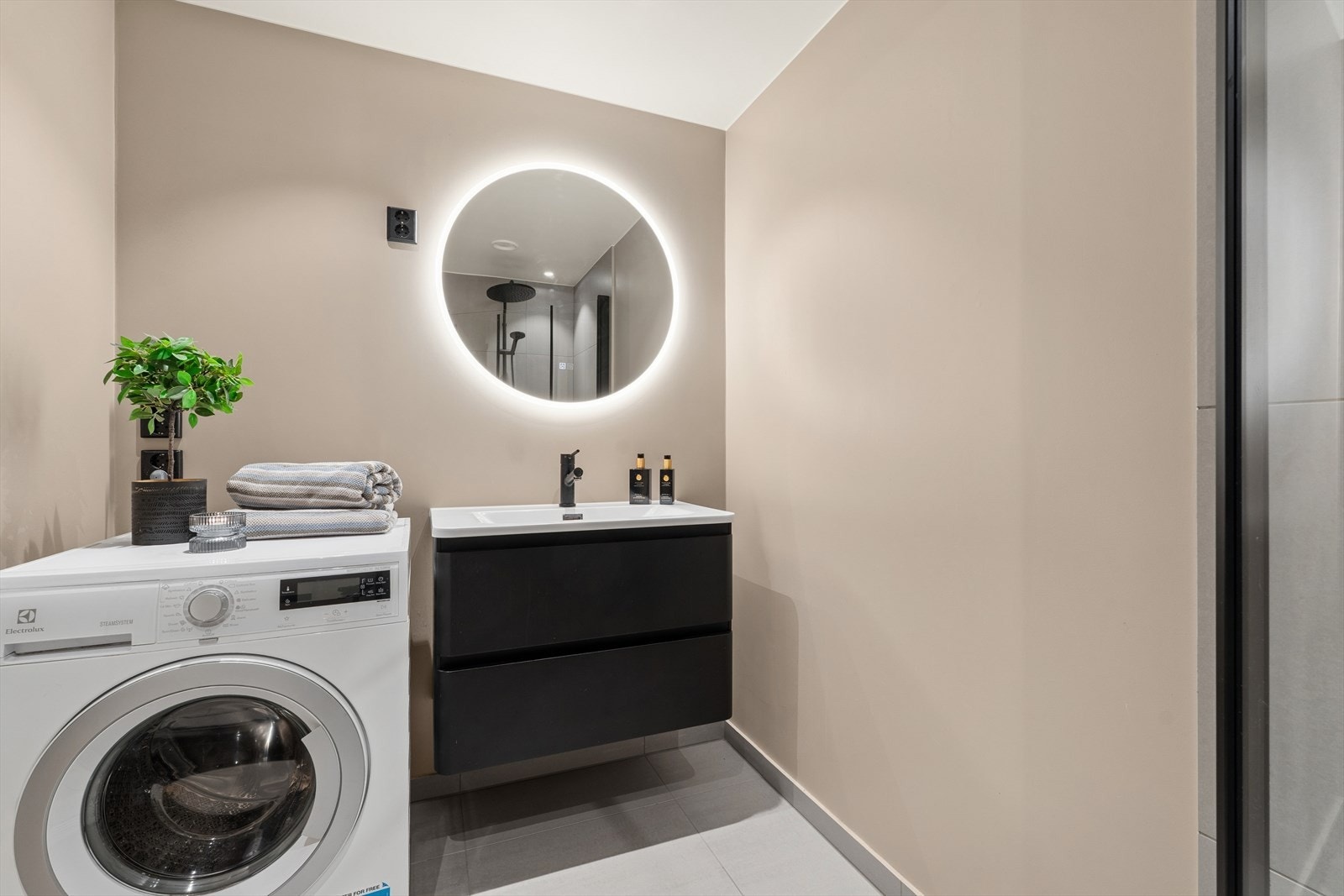 Bad med minimalistisk design og praktiske løsninger. Galleribilde